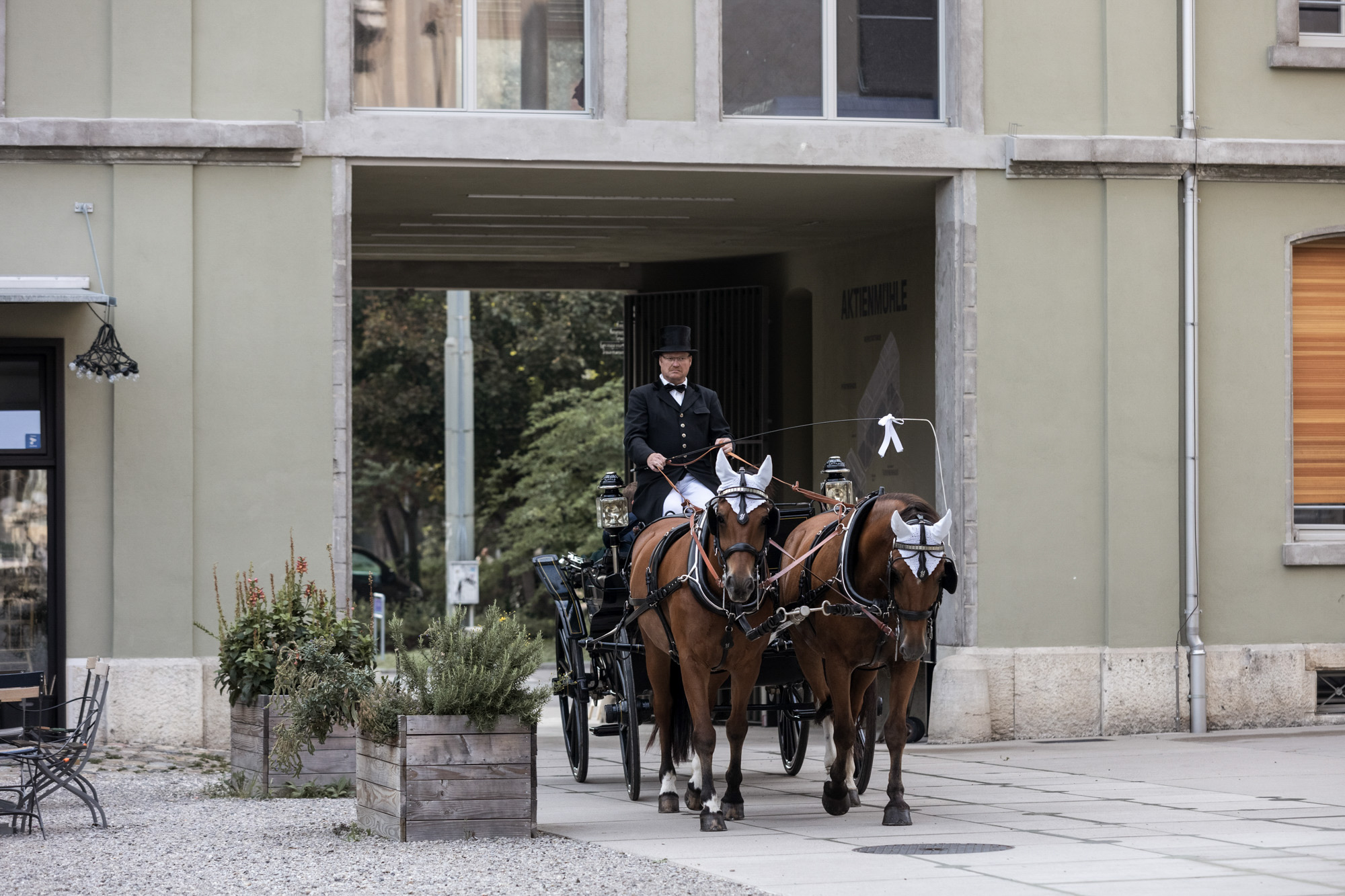 Einfahrt mit der Kutsche zum Turbinenhaus - Hochzeitsfotograf Basel Schweiz
