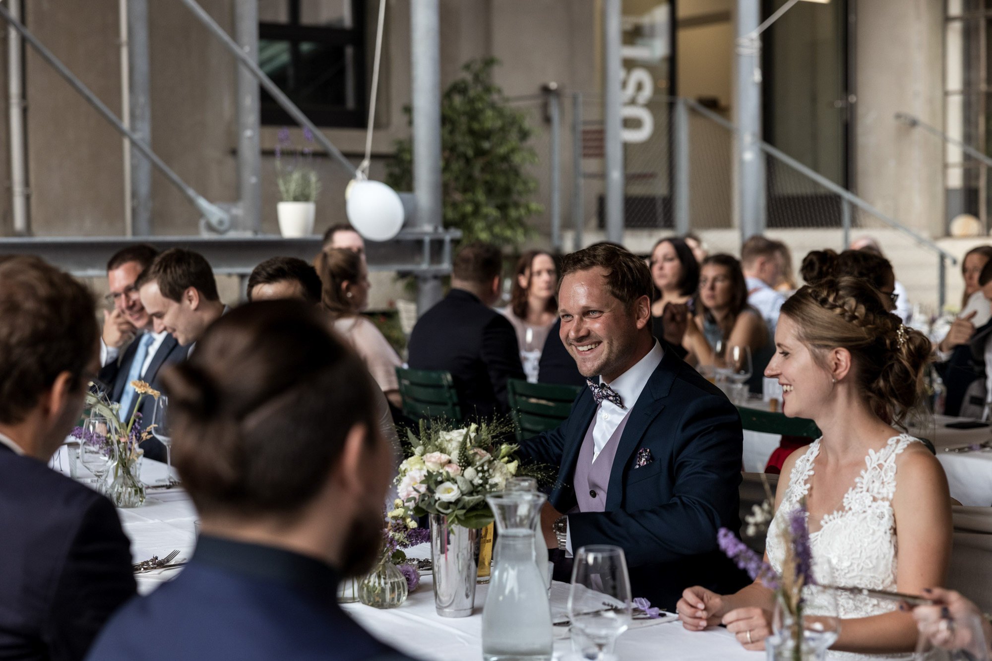 Aktienmühle Turbinenhaus Hochzeit - Hochzeitsfotograf Basel Schweiz - Das Brautpaar lacht