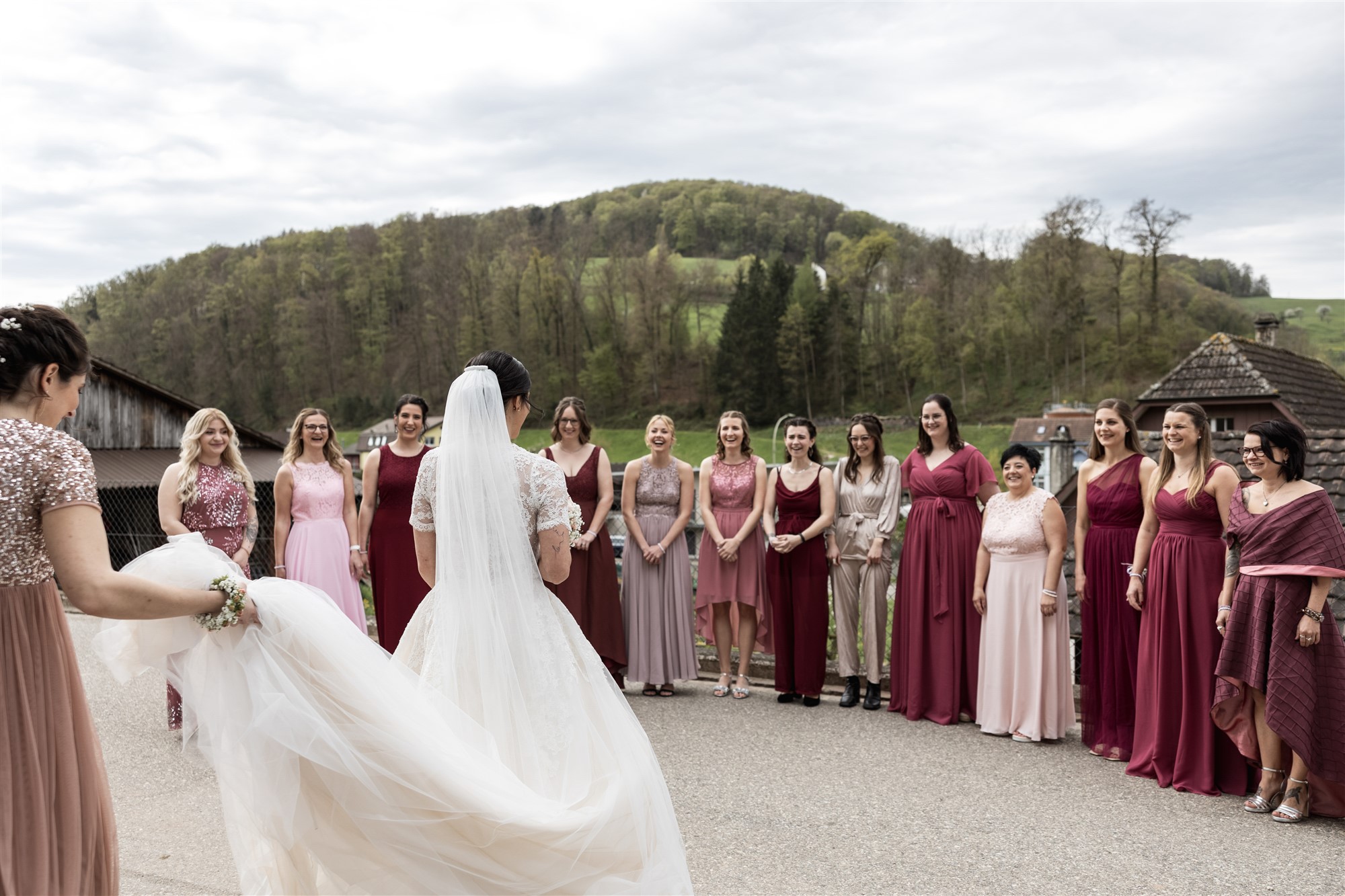 Die Braut und ihre Freundinnen - Hochzeit in Maisprach - Hochzeitsfotograf Basel