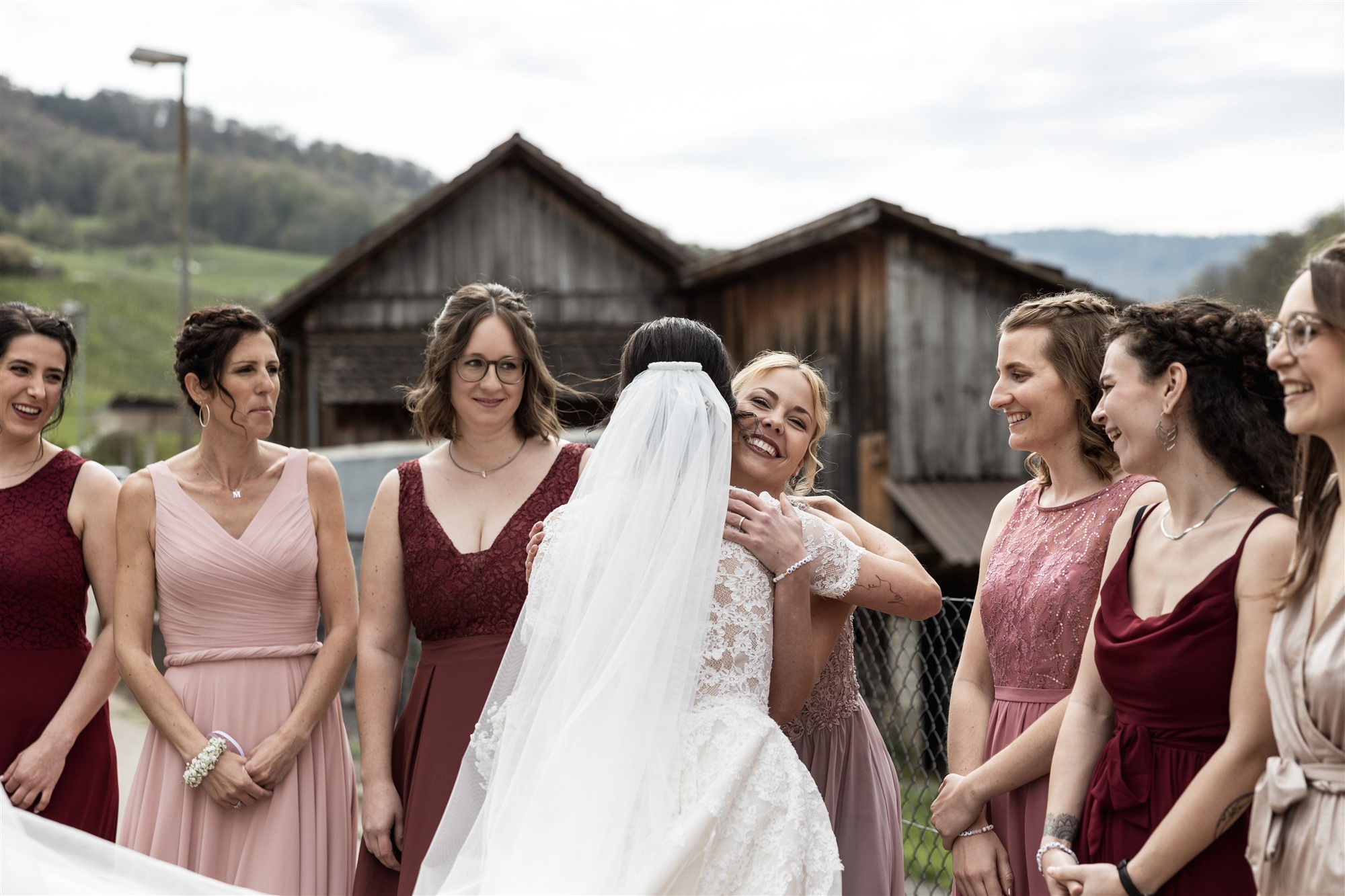 Die Braut und ihre Freundinnen - Hochzeit in Maisprach - Hochzeitsfotograf Basel