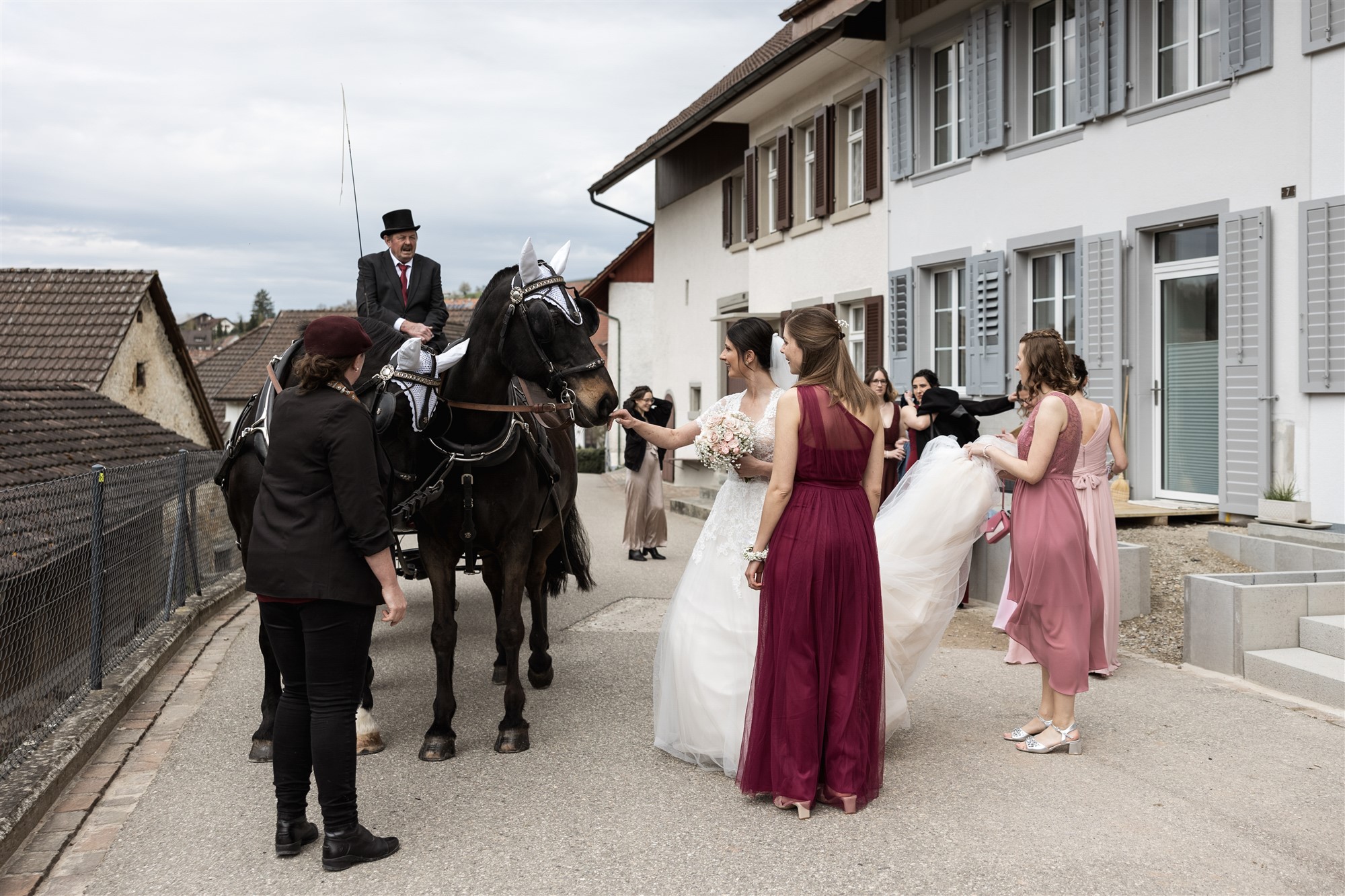 Die Braut und ihre Freundinnen und die Kutsche - Hochzeit in Maisprach - Hochzeitsfotograf Basel