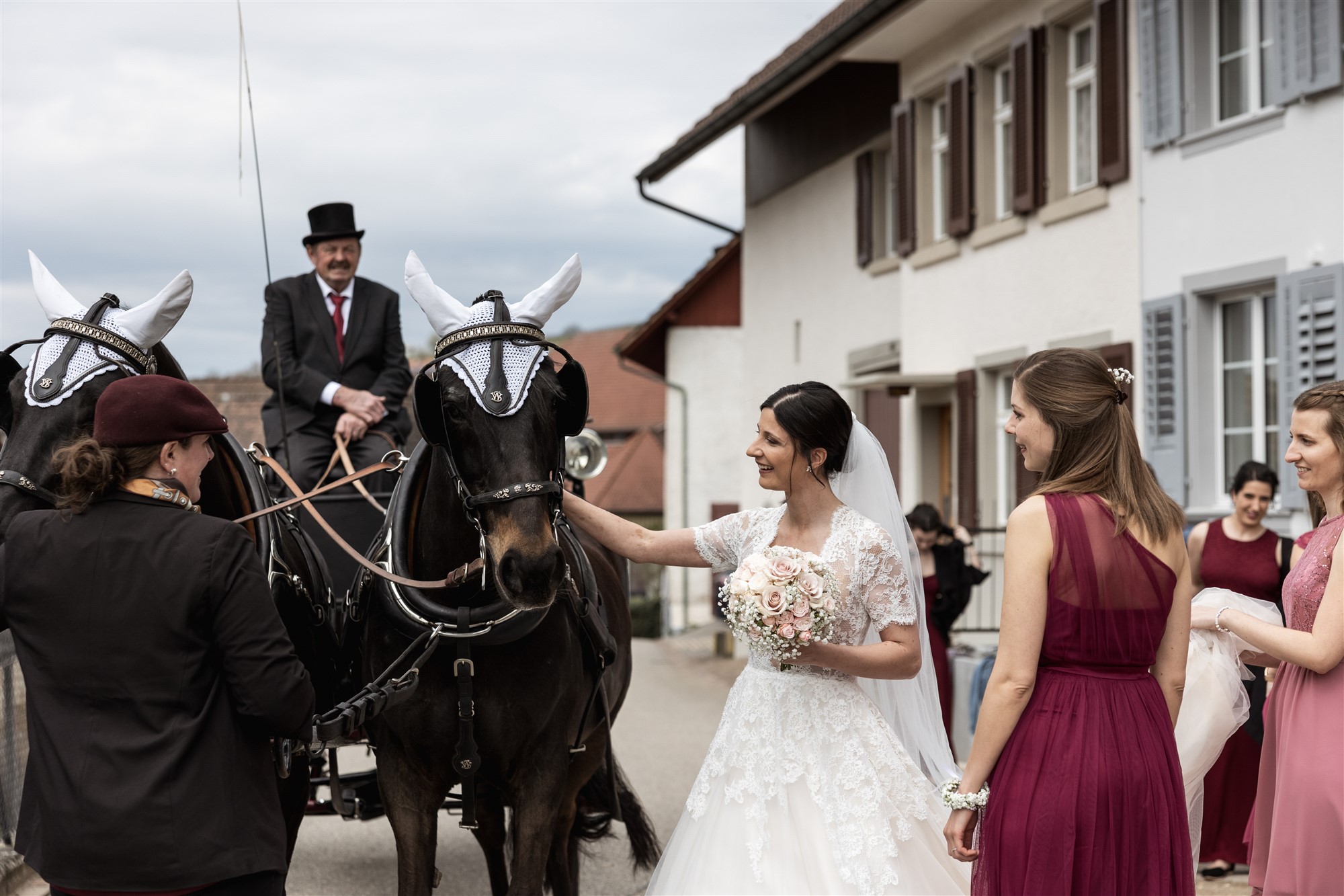 Die Braut und ihre Freundinnen und die Kutsche - Hochzeit in Maisprach - Hochzeitsfotograf Basel