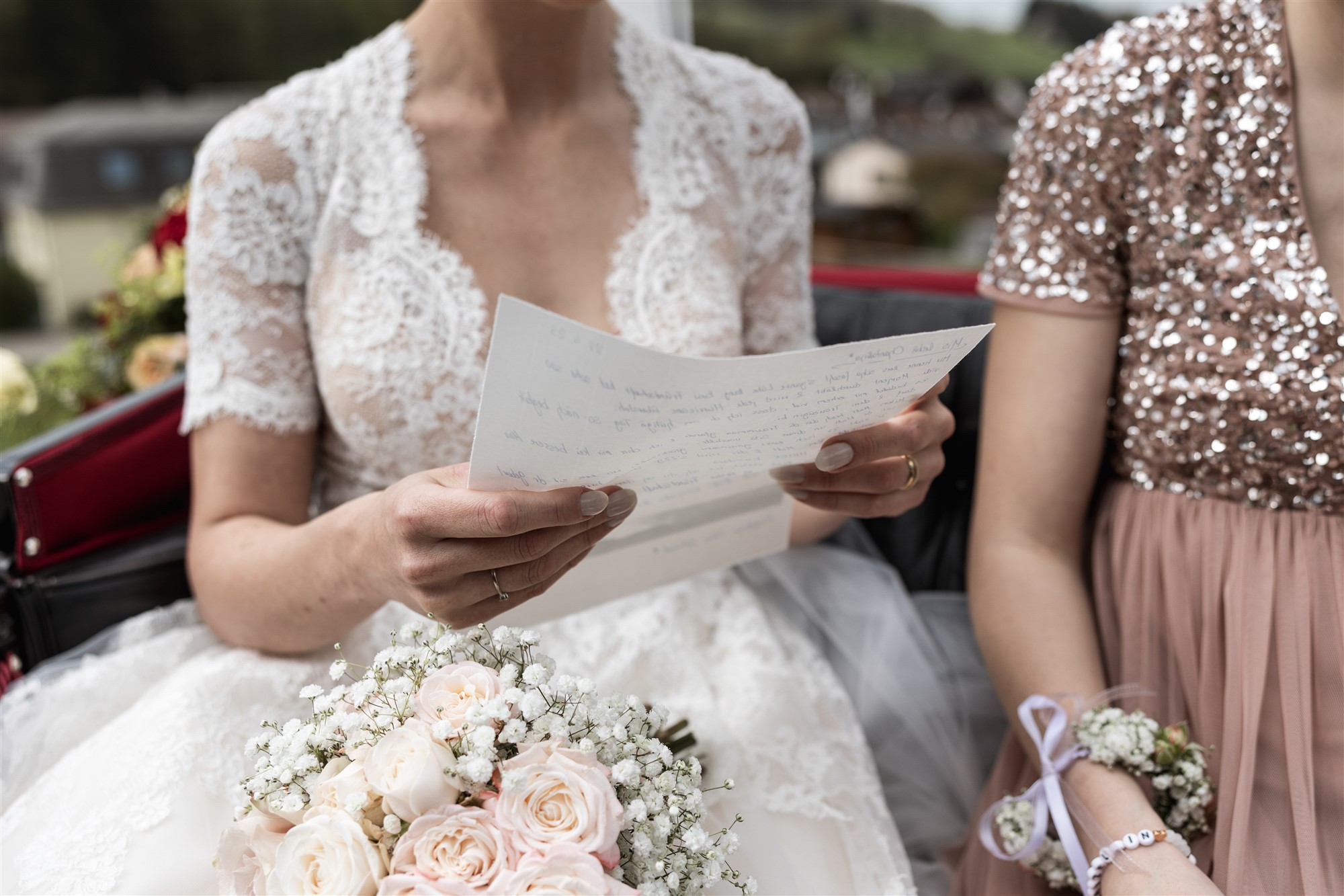 Die Braut liest den Brief von ihrer besten Freundin - Hochzeit in Maisprach - Hochzeitsfotograf Basel