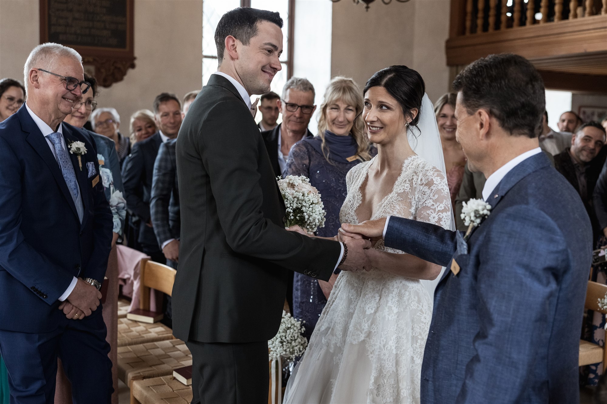 Kirche Maisprach - Der Einzug der Braut mit dem Papa - Hochzeit in Maisprach - Hochzeitsfotograf Basel