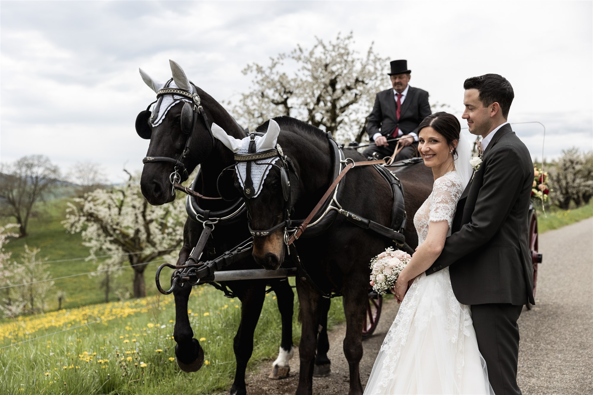 Paar Fotoshooting in der Natur - Das Paar mit der Hochzeitskutsche - Hochzeit in Maisprach - Hochzeitsfotograf Basel