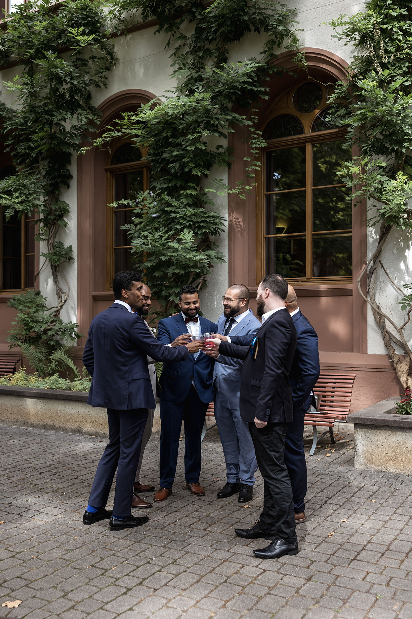 Hochzeit Hotel Odelya - Die Männer stossen an - Hochzeitsfotograf Basel