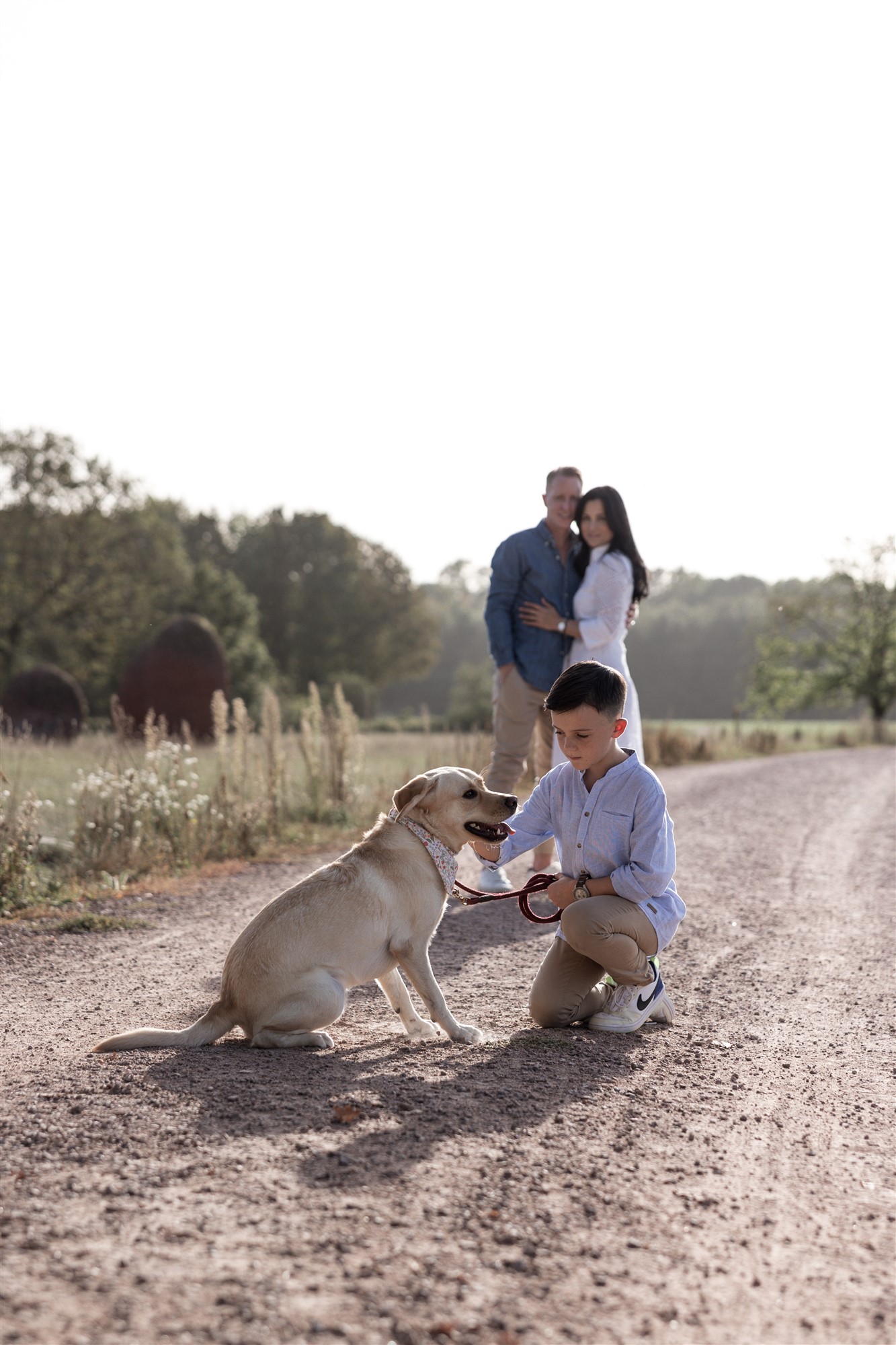 Familienfotoshooting in der Natur und mit Hund - Fotografin Nicole Kym von Nicole.Gallery aus Basel