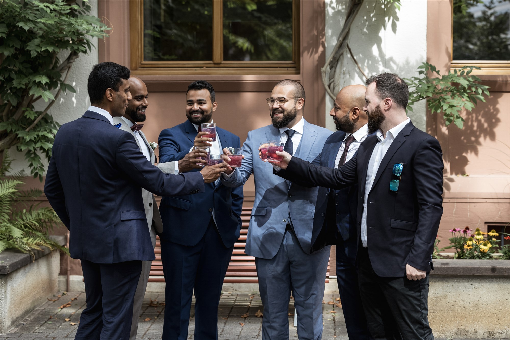 Hochzeit Hotel Odelya - Die Männer stossen an - Hochzeitsfotograf Basel