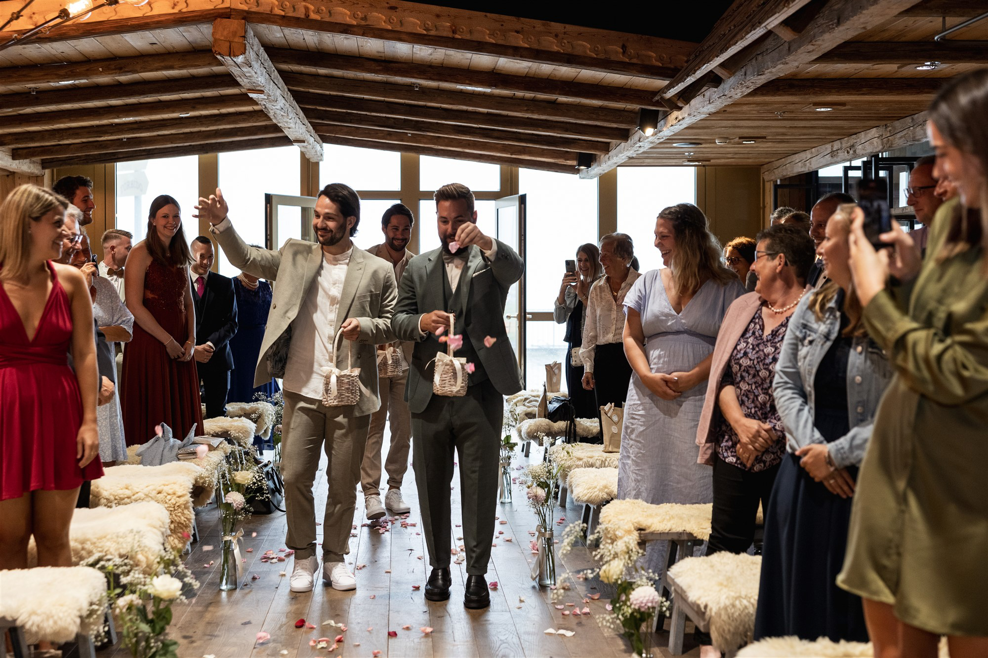 Hochzeit Trübsee Engelberg - Die Kollegen als Blumenmädchen - Hochzeitsfotograf Basel Schweiz