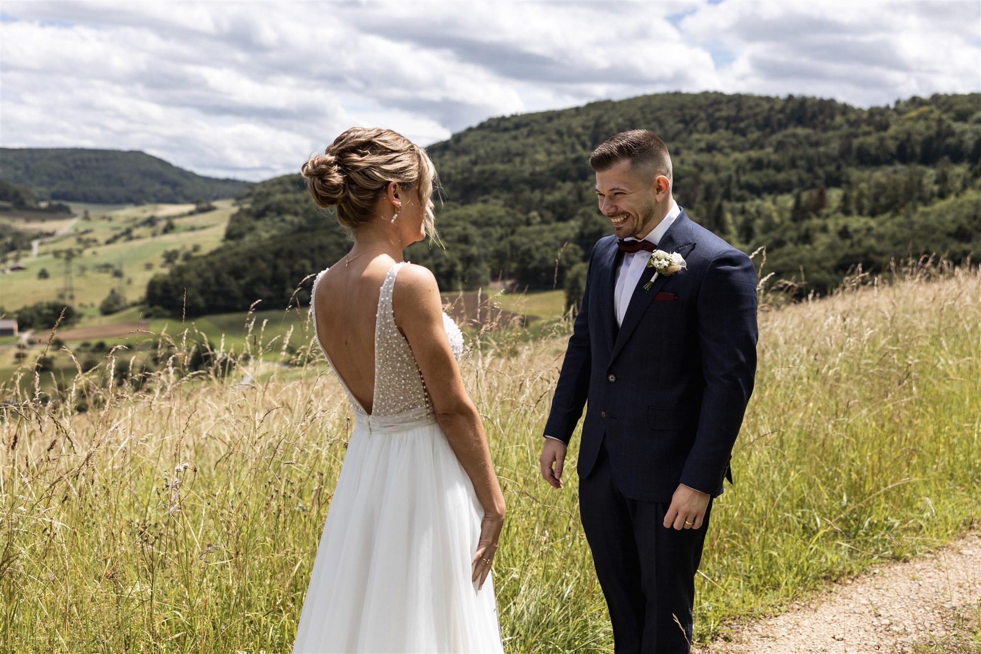 Hochzeit LaFamiglia Fluhberg - First Look des Paares - Hochzeitsfotograf Basel Schweiz