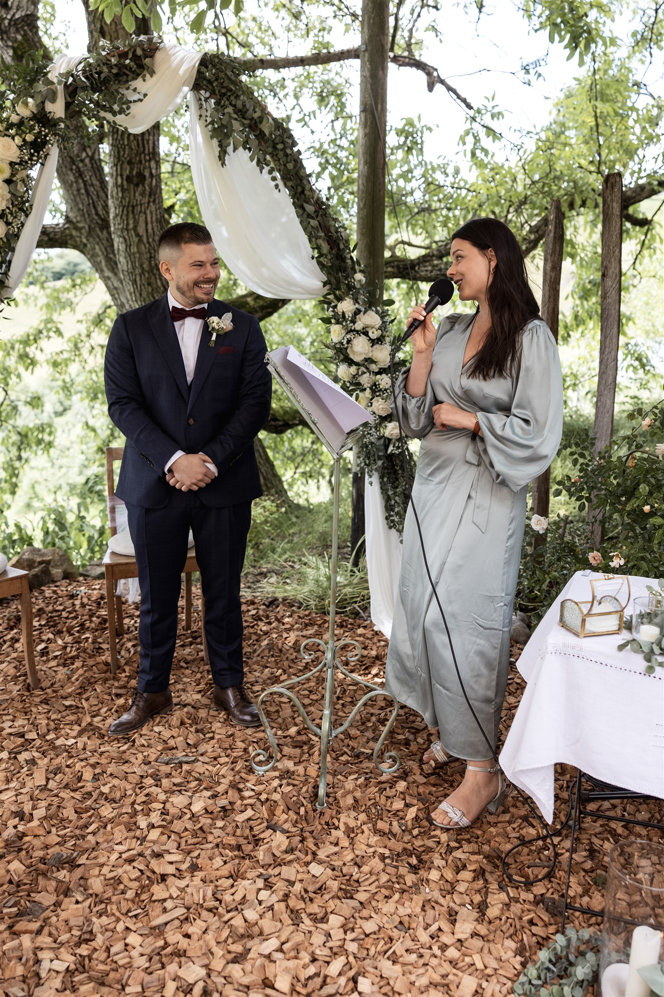 Hochzeit LaFamiglia Fluhberg - Traurednerin und Bräutigam - Hochzeitsfotograf Basel Schweiz