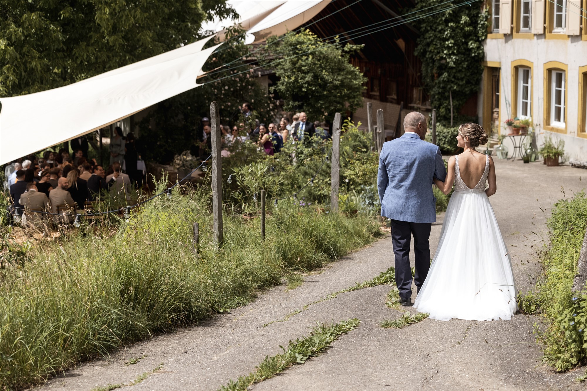 Hochzeit LaFamiglia Fluhberg - Einzug der Braut mit ihrem Papa - Hochzeitsfotograf Basel Schweiz