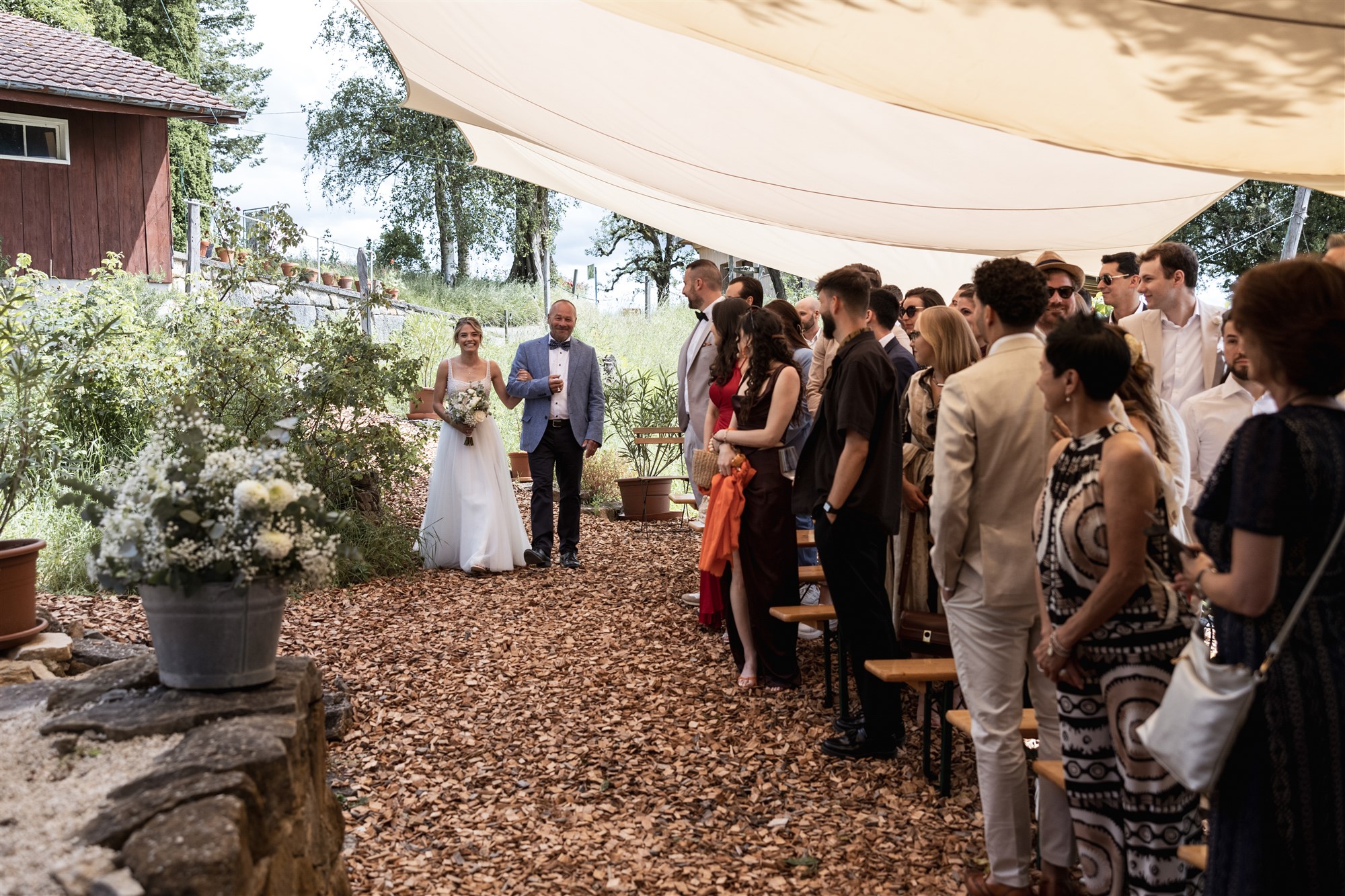 Hochzeit LaFamiglia Fluhberg - Einzug der Braut mit ihrem Papa - Hochzeitsfotograf Basel Schweiz