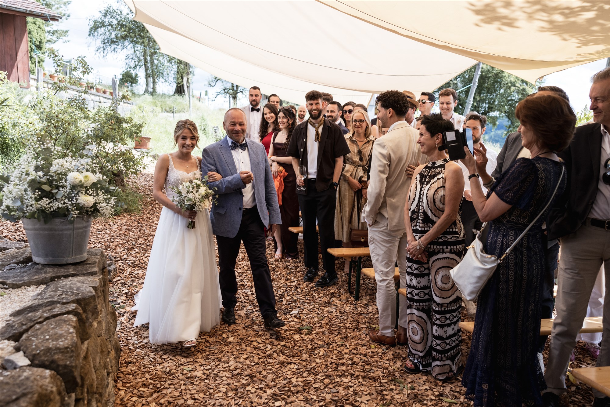 Hochzeit LaFamiglia Fluhberg - Einzug der Braut mit ihrem Papa - Hochzeitsfotograf Basel Schweiz