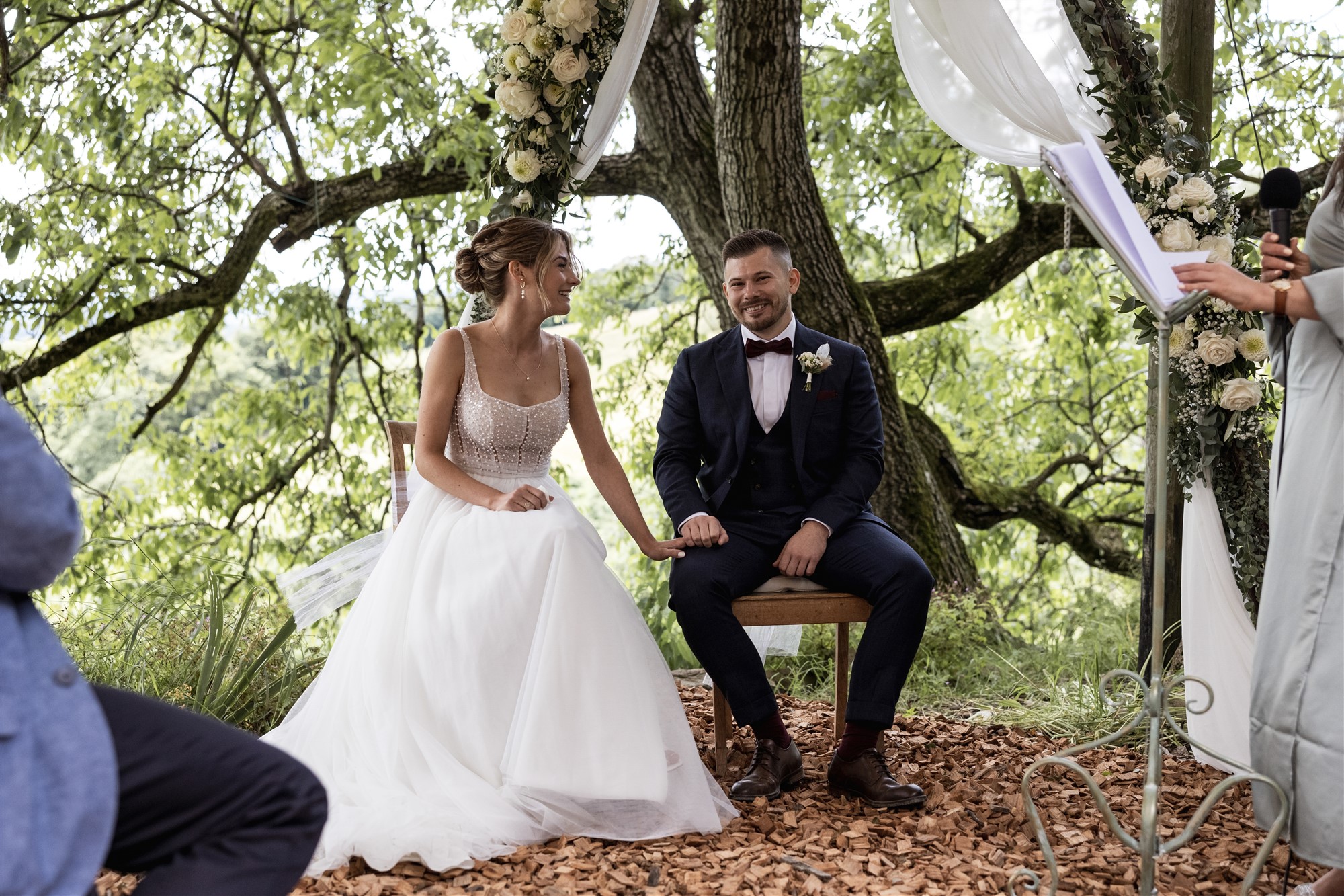 Hochzeit LaFamiglia Fluhberg - Das Hochzeitspaar während der Trauung - Hochzeitsfotograf Basel Schweiz