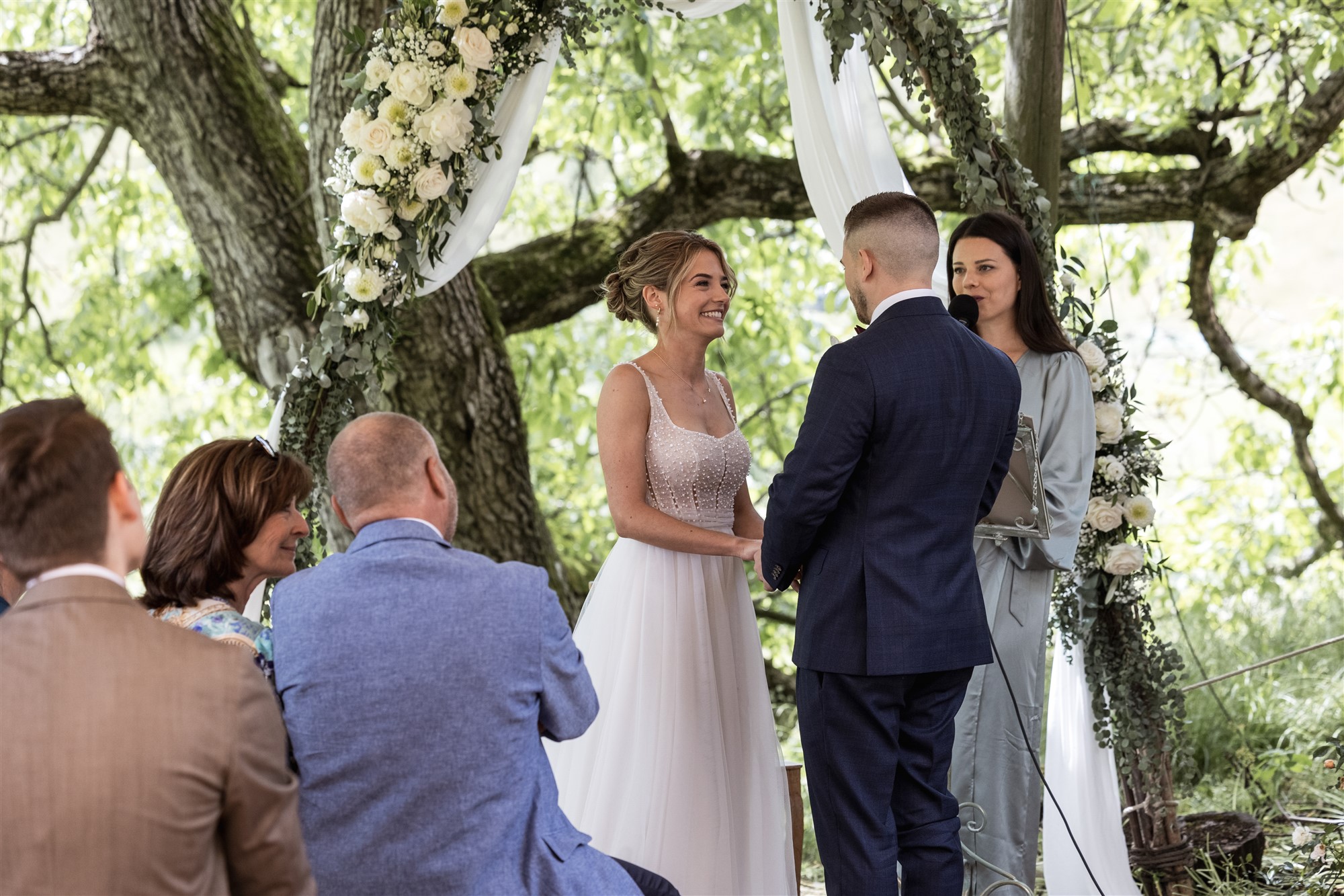 Hochzeit LaFamiglia Fluhberg - Das Hochzeitspaar während der Trauung - Hochzeitsfotograf Basel Schweiz