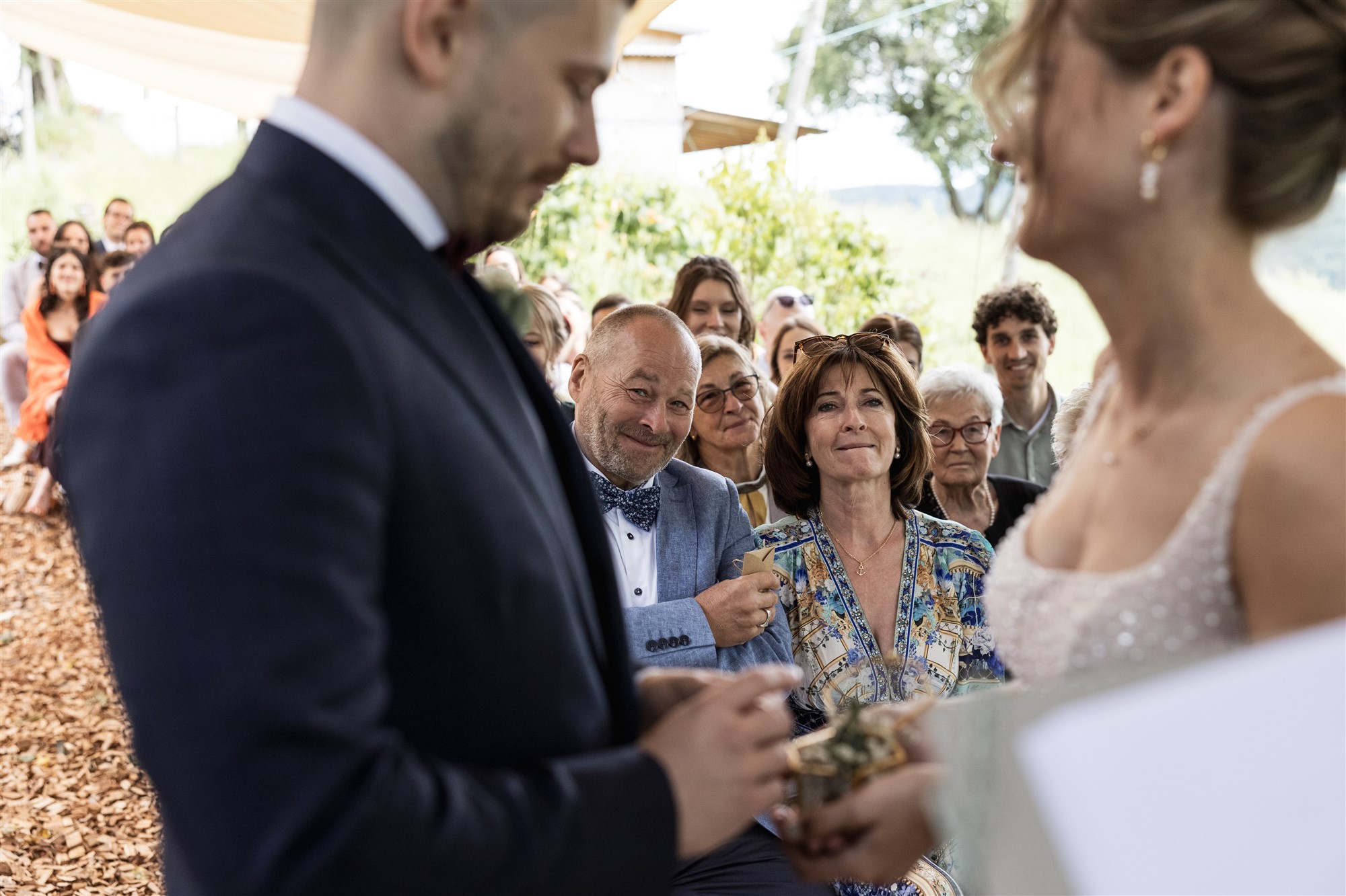 Hochzeit LaFamiglia Fluhberg - Die Eltern während der Trauung - Hochzeitsfotograf Basel Schweiz