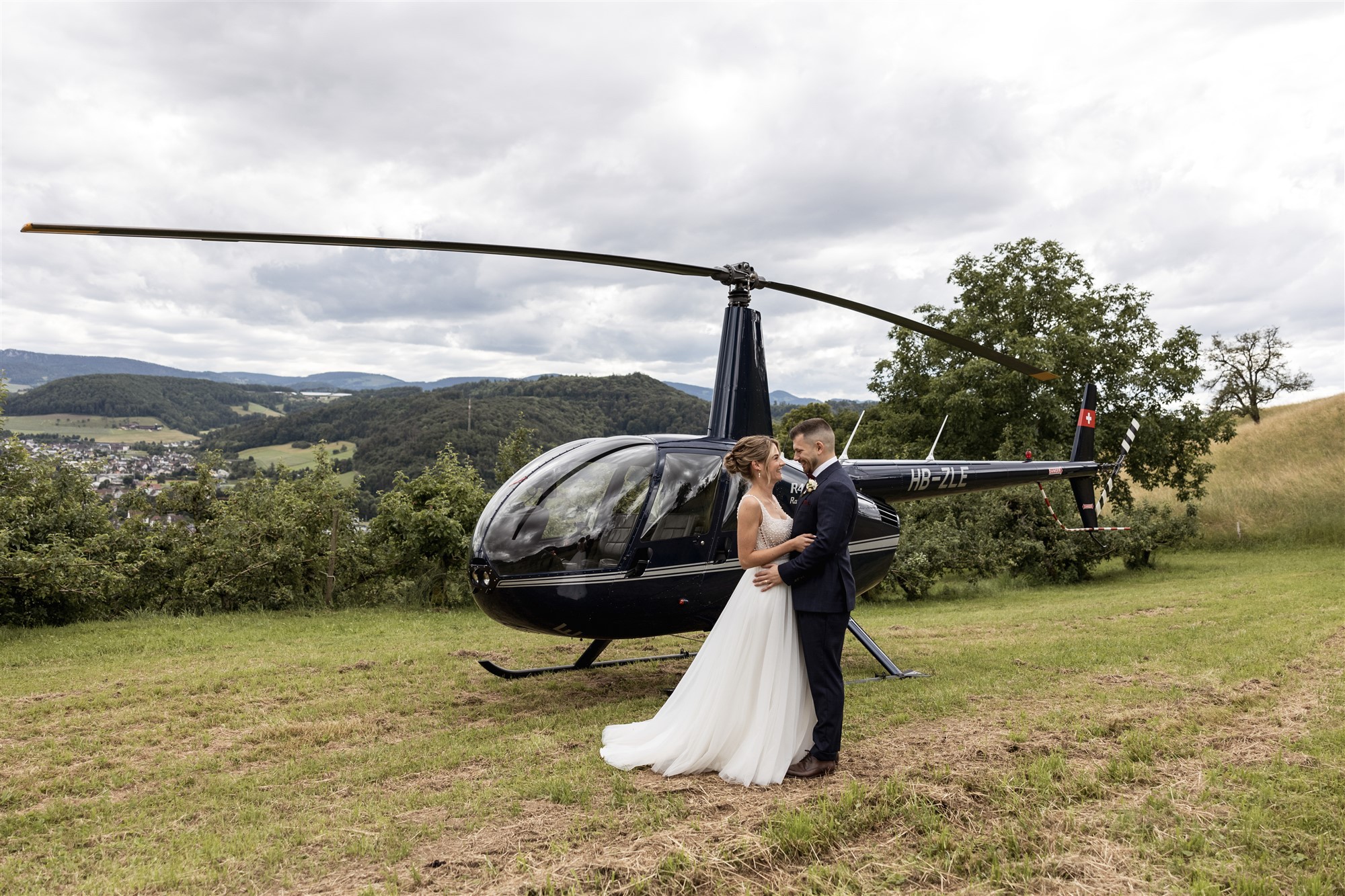 Hochzeit LaFamiglia Fluhberg - Hochzeitspaar mit dem Helikopter - Hochzeitsfotograf Basel Schweiz