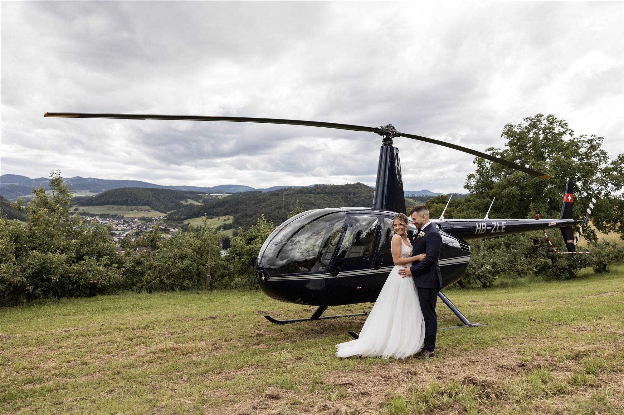 Hochzeit LaFamiglia Fluhberg - Hochzeitspaar mit dem Helikopter - Hochzeitsfotograf Basel Schweiz