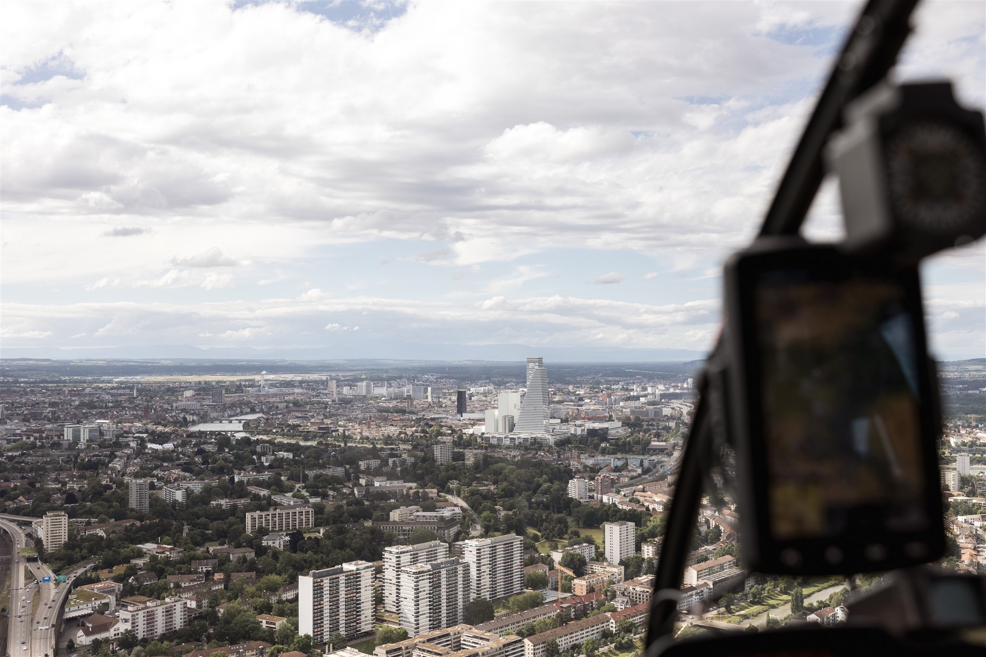 Hochzeit LaFamiglia Fluhberg - Hochzeitspaar im Helikopter - Hochzeitsfotograf Basel Schweiz