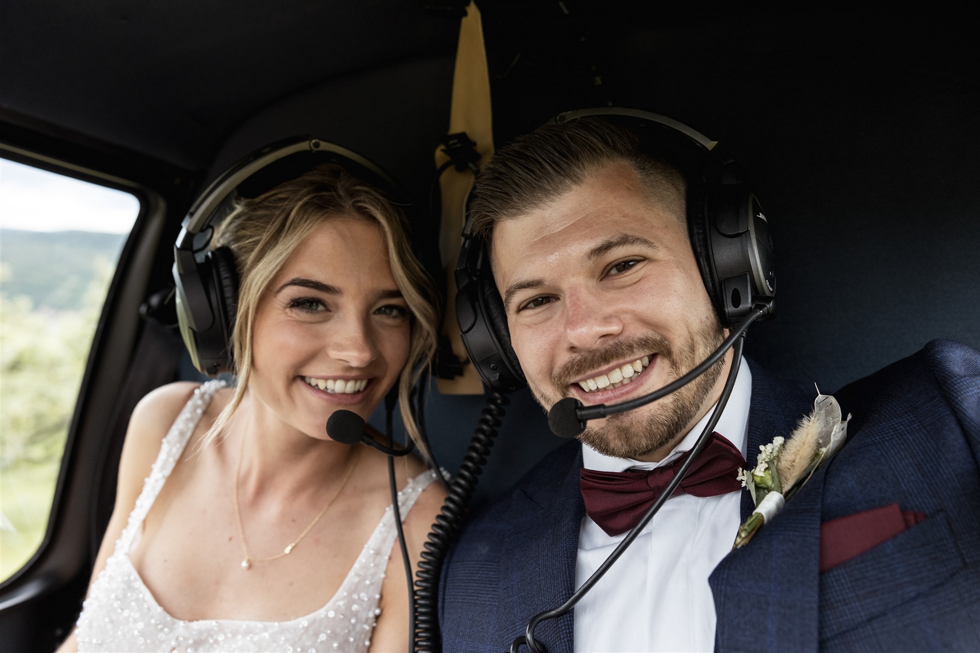 Hochzeit LaFamiglia Fluhberg - Hochzeitspaar im Helikopter - Hochzeitsfotograf Basel Schweiz