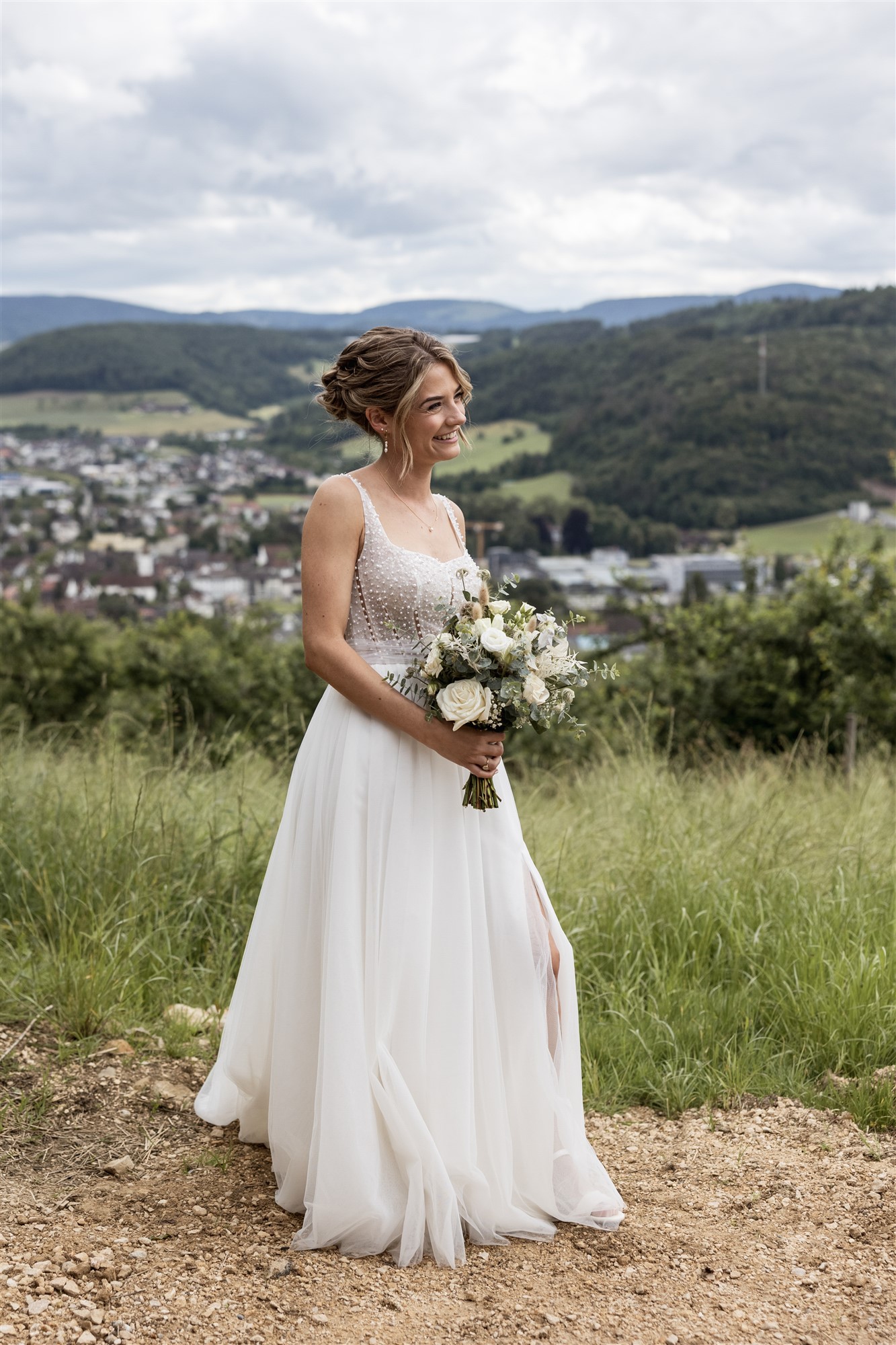 Hochzeit LaFamiglia Fluhberg - Die Braut und ihre Hochzeitsblumen - Hochzeitsfotograf Basel Schweiz