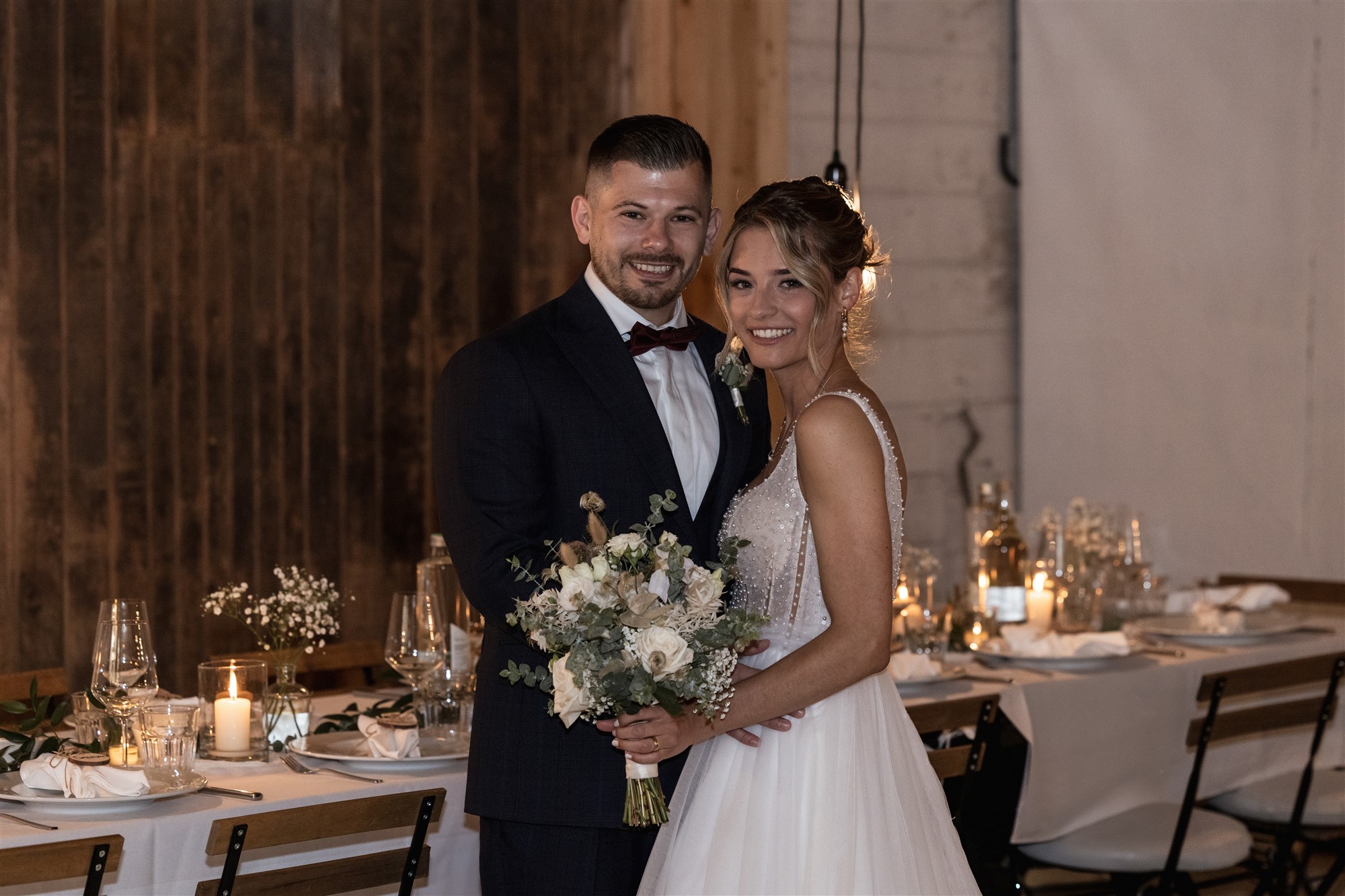 Hochzeit LaFamiglia Fluhberg - Das Paar im Festsaal - Hochzeitsfotograf Basel Schweiz