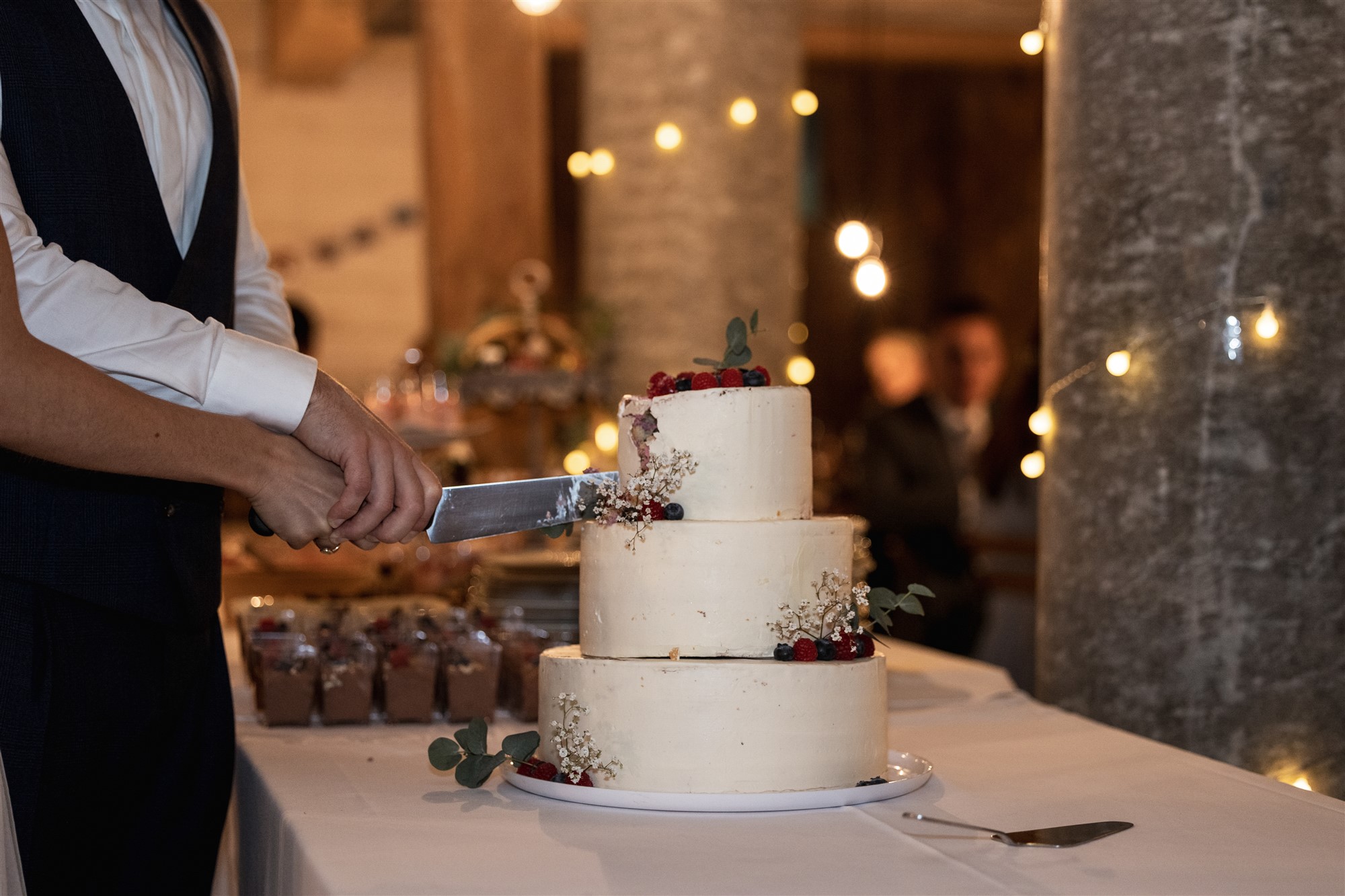 Hochzeit LaFamiglia Fluhberg - Anschnitt der Torte - Hochzeitsfotograf Basel Schweiz