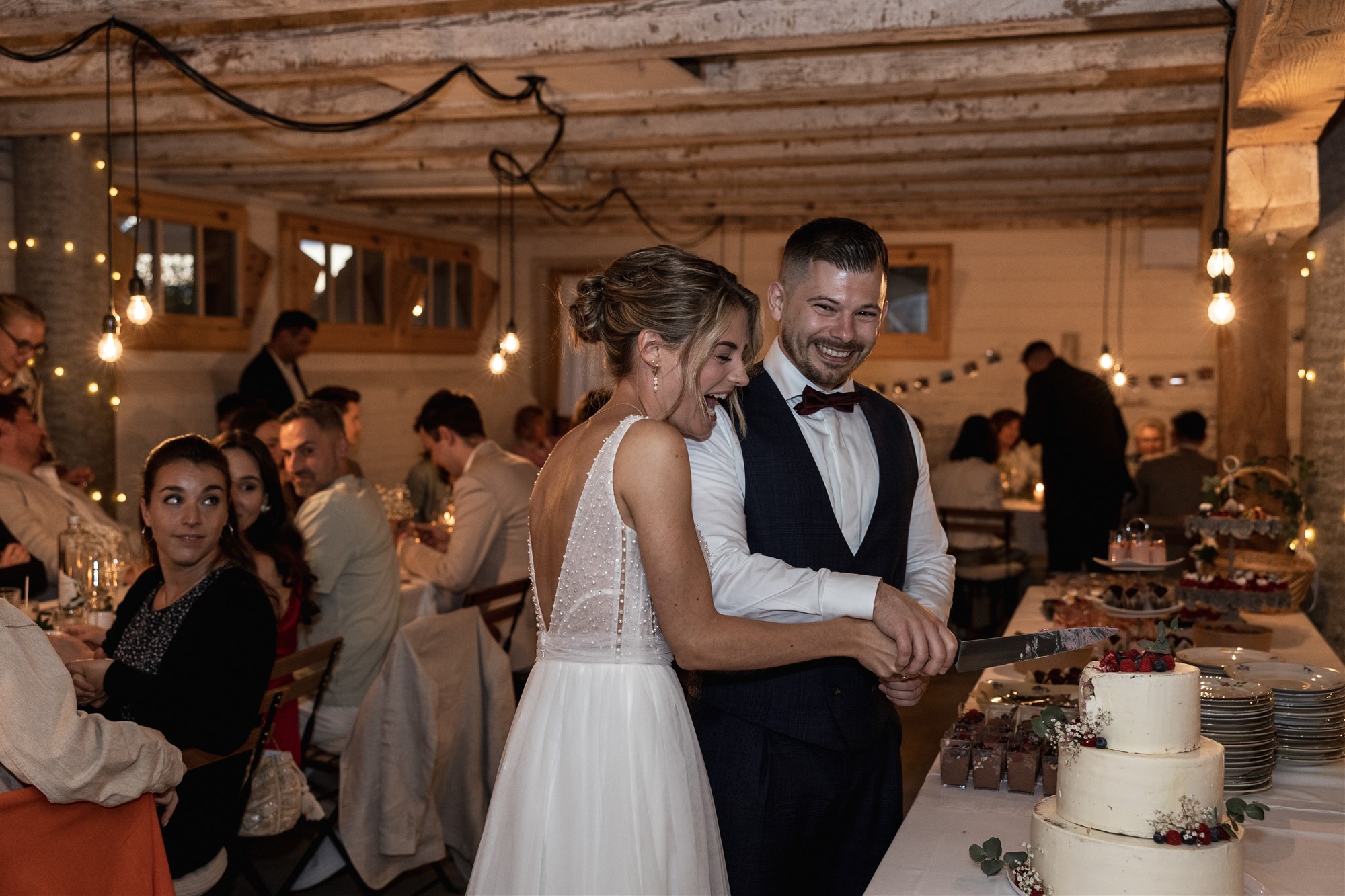 Hochzeit LaFamiglia Fluhberg - Anschnitt der Torte - Hochzeitsfotograf Basel Schweiz