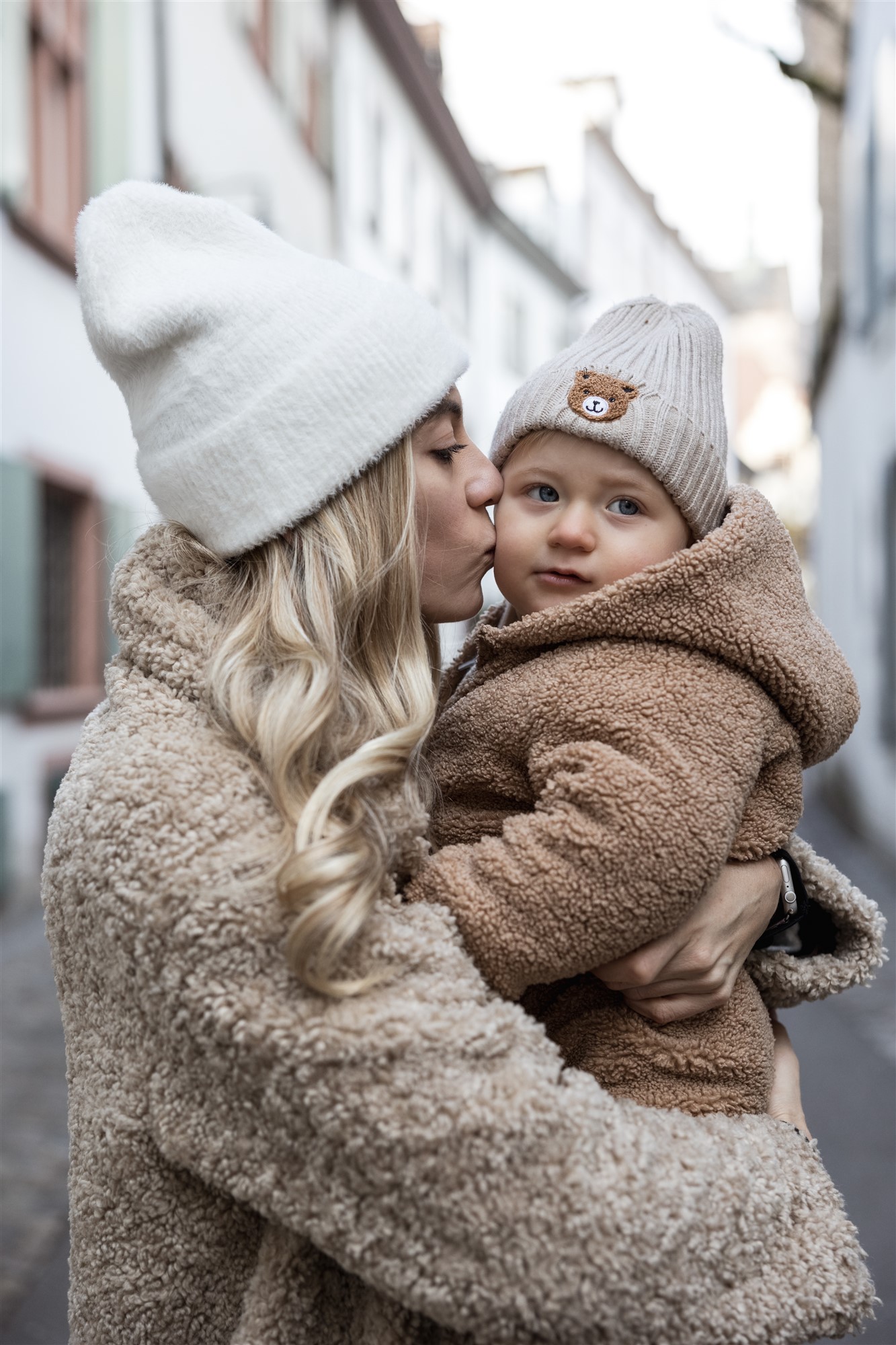 Familienbilder in der Altstadt - Mama und Kind - Fotograf Nicole.Gallery aus Basel