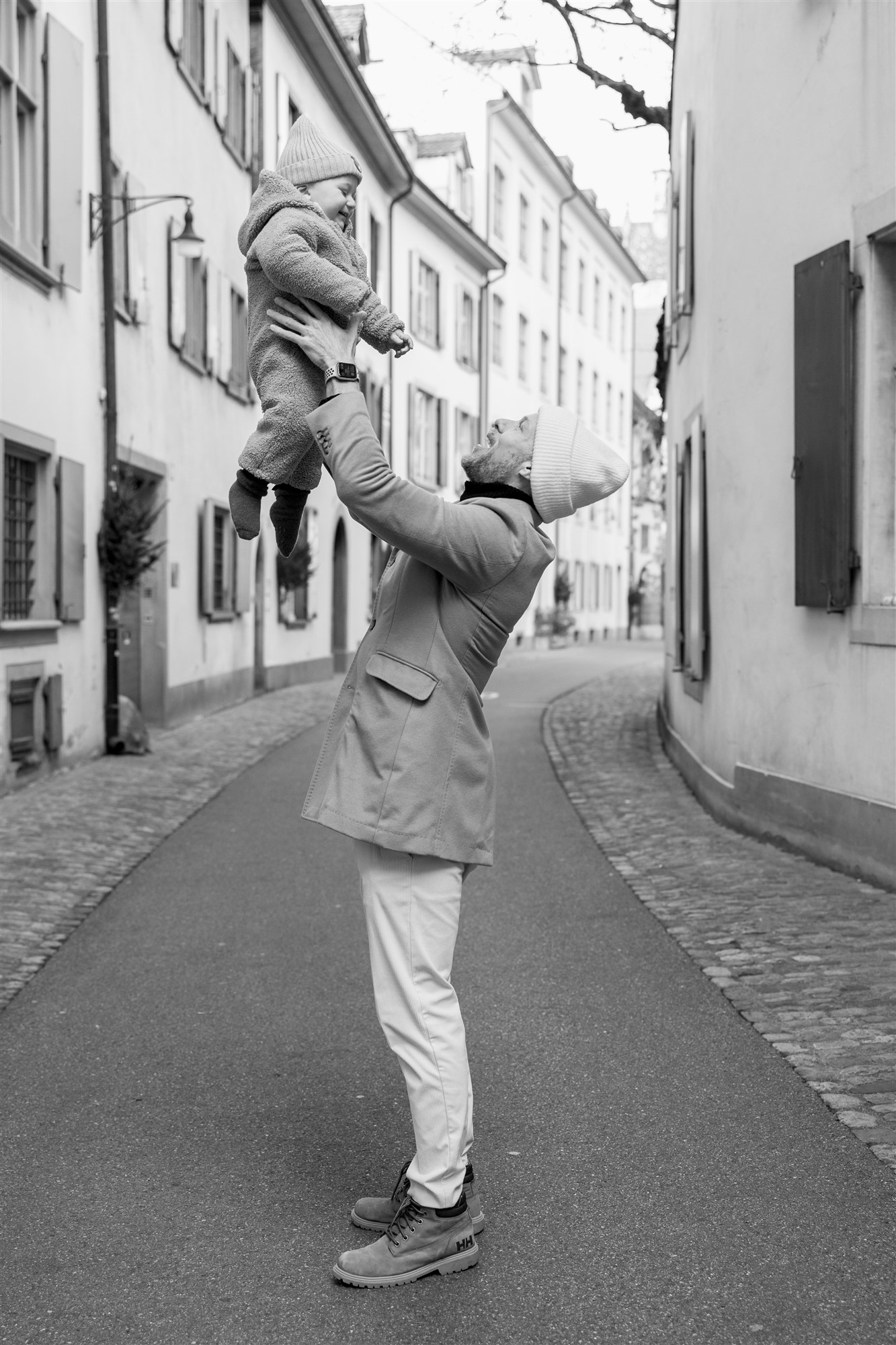 Familienbilder in der Altstadt - Papa und Kind - Fotograf Nicole.Gallery aus Basel