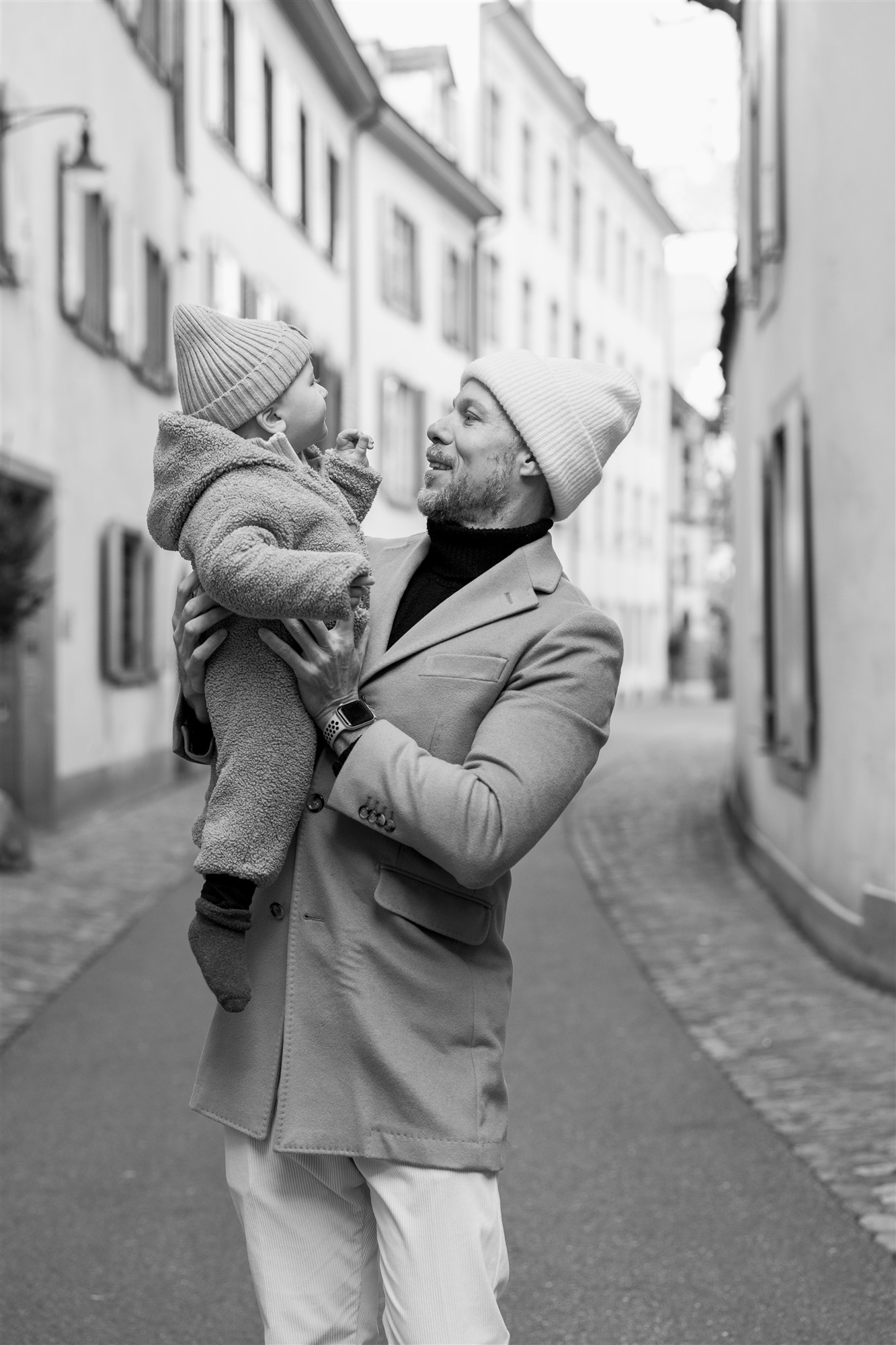 Familienbilder in der Altstadt - Papa und Kind - Fotograf Nicole.Gallery aus Basel