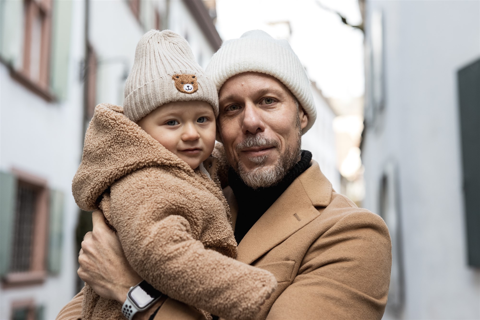 Familienbilder in der Altstadt - Papa und Kind - Fotograf Nicole.Gallery aus Basel