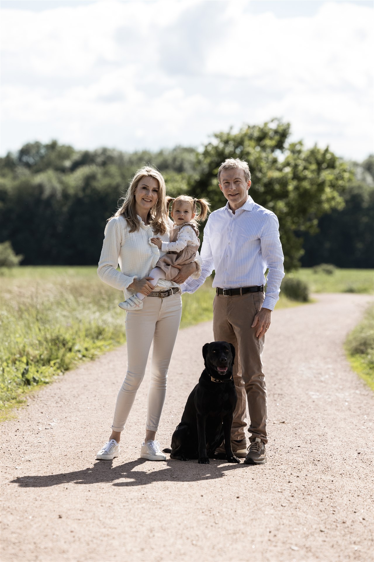 Familienbilder in der Natur mit Kind und Hund - Fotografin Nicole.Gallery aus Basel