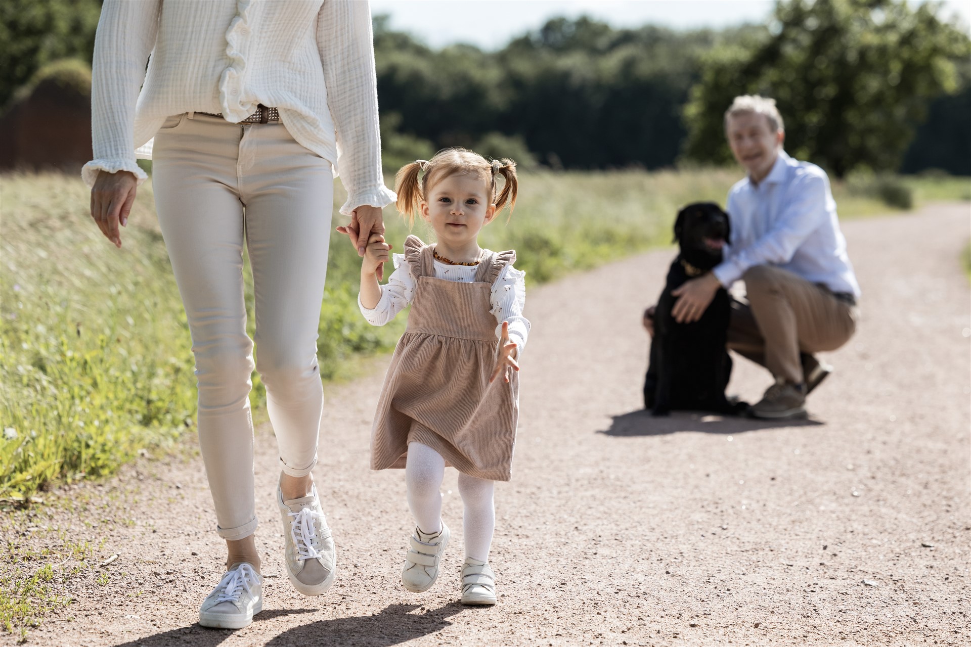 Familienbilder in der Natur mit Kind und Hund - Fotografin Nicole.Gallery aus Basel