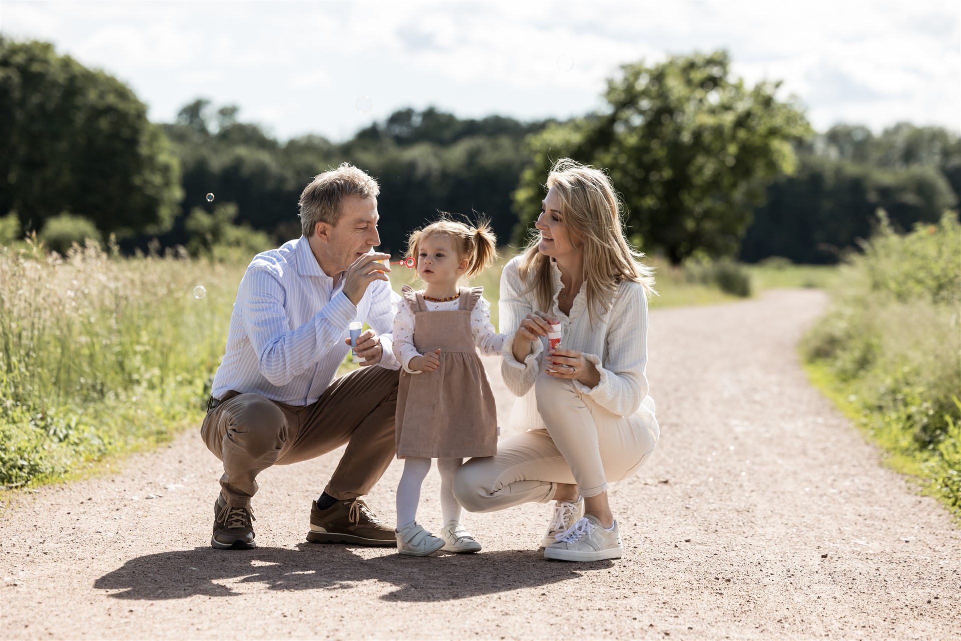Familienfotoshooting im Frühling - Bilder mit Seifenblasen - Fotografin Nicole.Gallery aus Basel