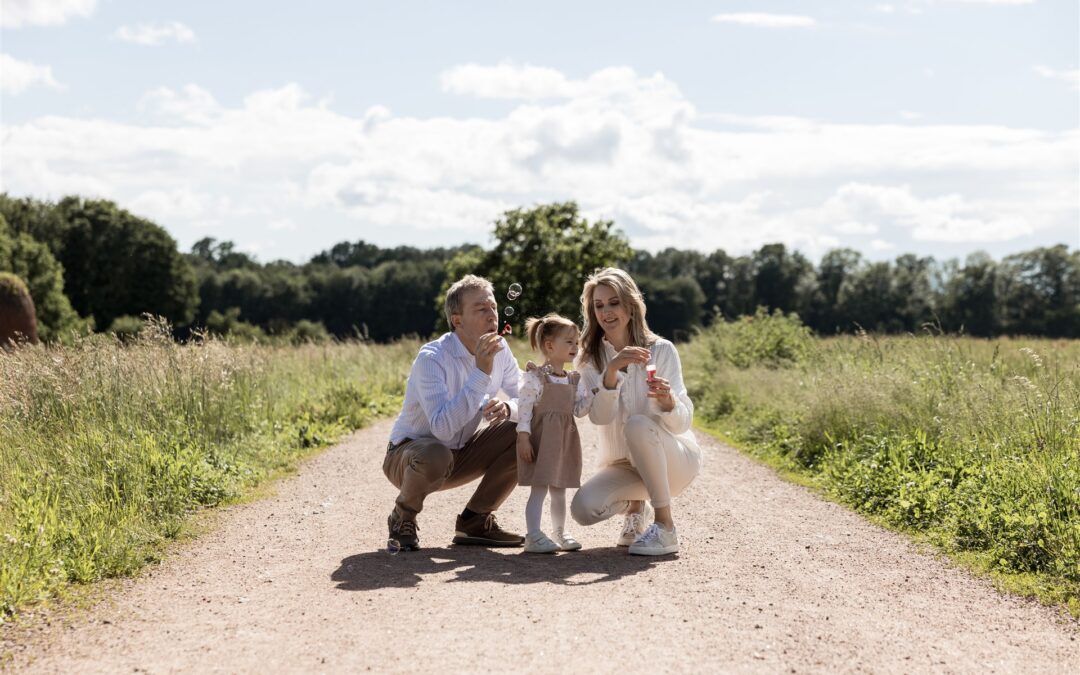 Familienfotoshooting im Frühling in Basel - Familienbilder mit Seifenblasen - Fotografin Nicole.Gallery aus Basel - Nicole Kym