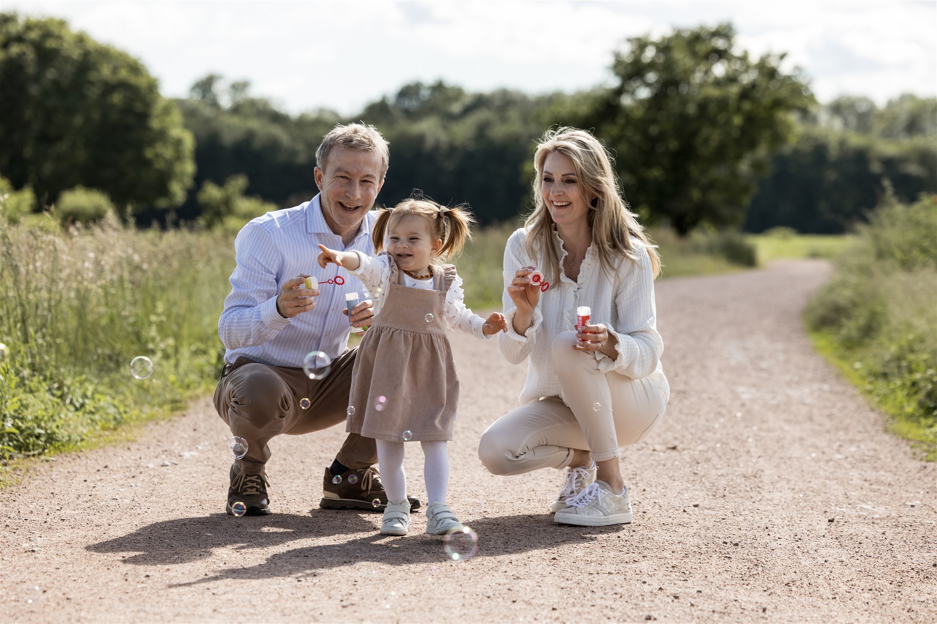Familienfotoshooting im Frühling - Bilder mit Seifenblasen - Fotografin Nicole.Gallery aus Basel