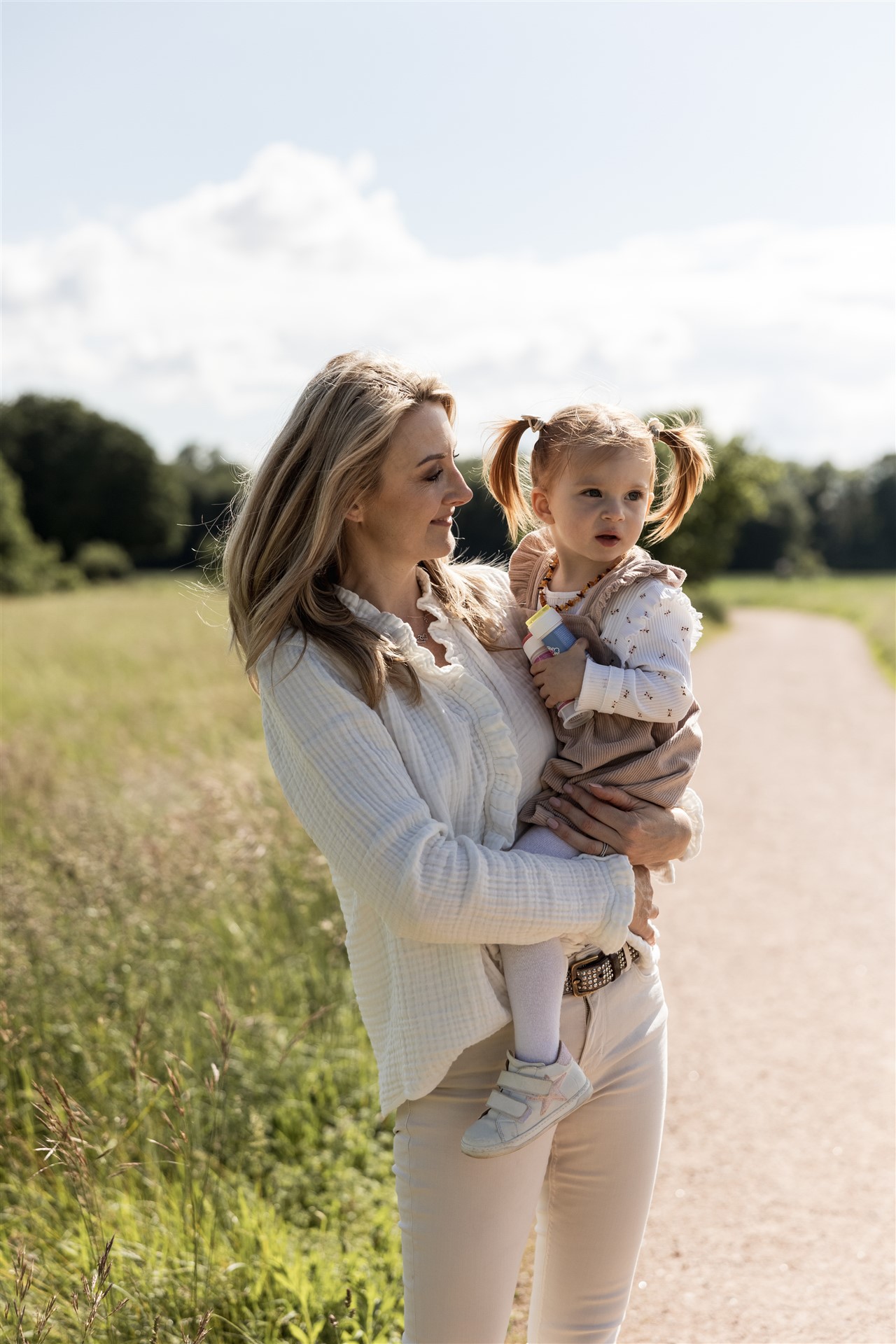Familienfotoshooting im Frühling - Mama mit Tochter - Fotografin Nicole.Gallery aus Basel