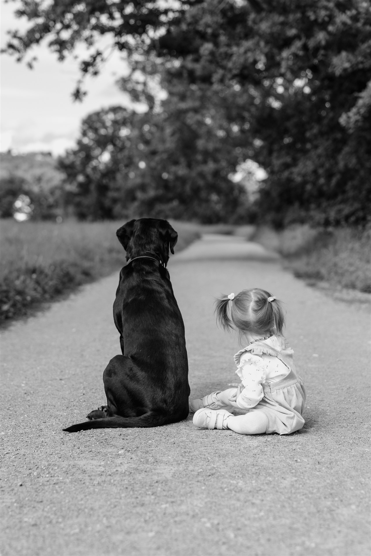 Familienfotoshooting im Frühling - Kind mit Hund - Fotografin Nicole.Gallery aus Basel