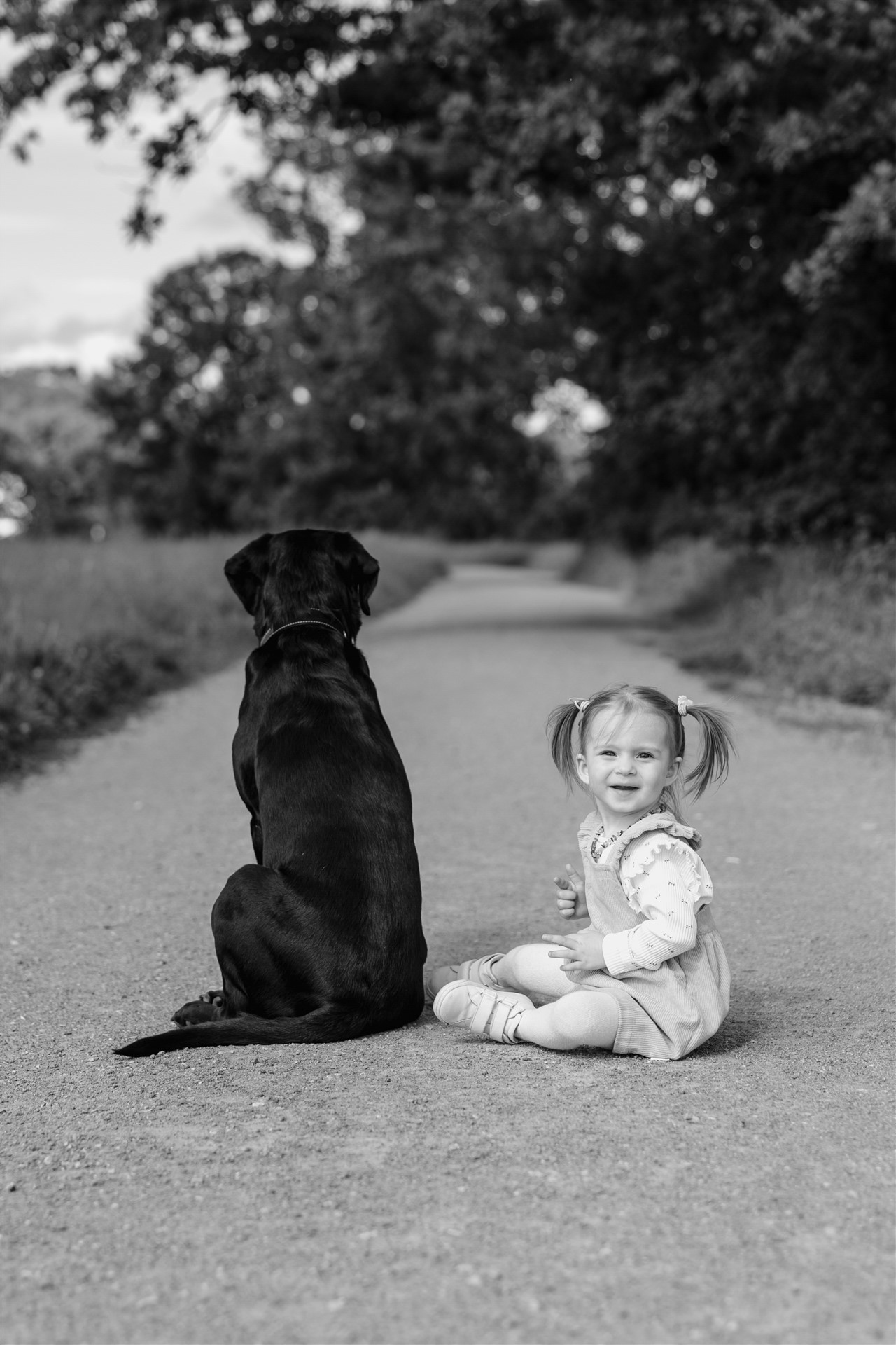 Familienfotoshooting im Frühling - Kind mit Hund - Fotografin Nicole.Gallery aus Basel