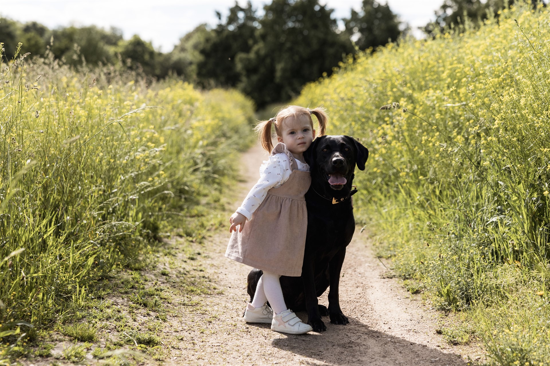 Familienfotoshooting im Frühling - Kind mit Hund - Fotografin Nicole.Gallery aus Basel