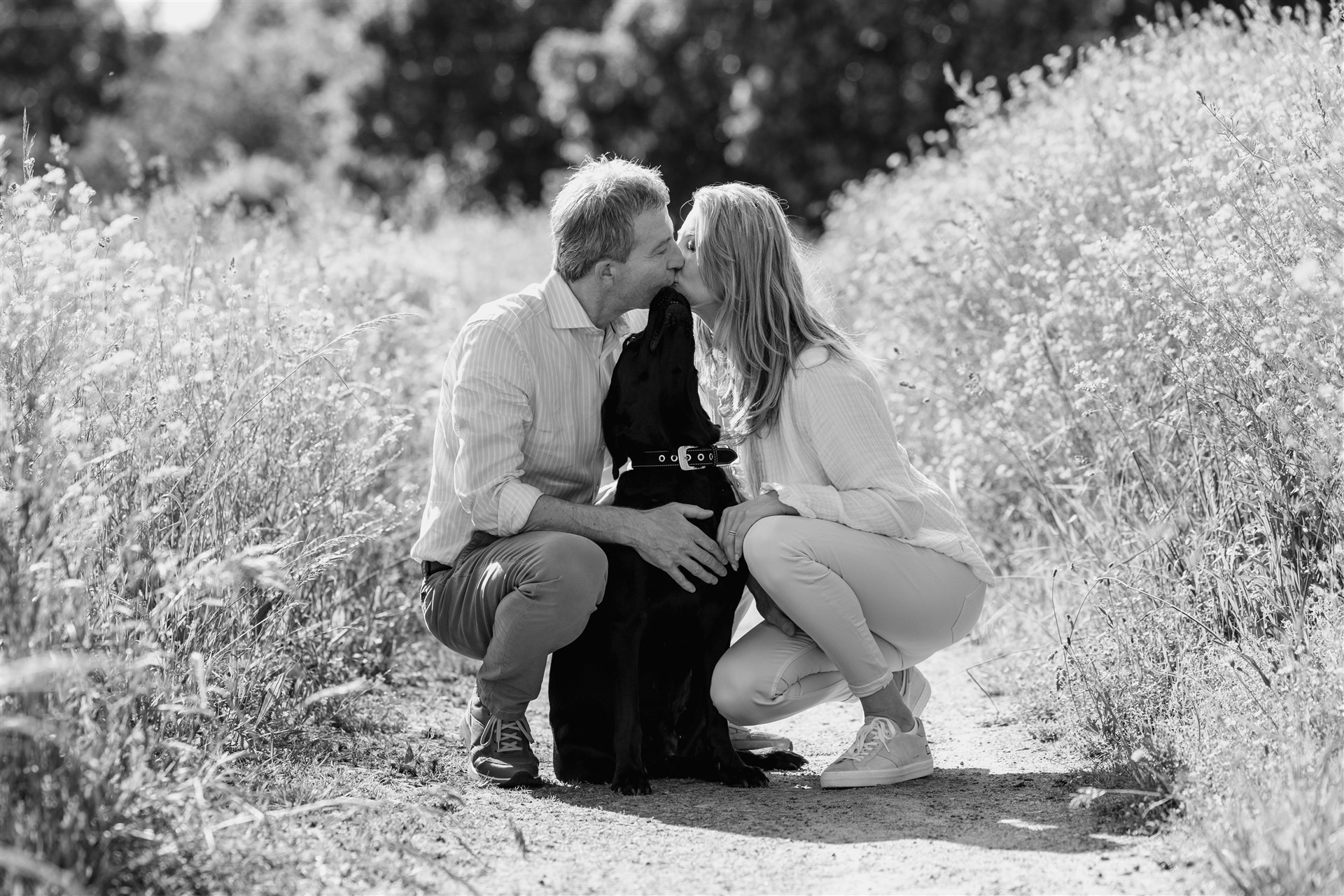 Familienfotoshooting im Frühling - Paarfotoshooting mit Hund in Basel - Fotografin Nicole.Gallery aus Basel