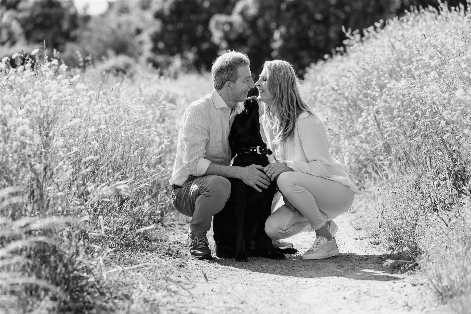 Familienfotoshooting im Frühling - Paarfotoshooting mit Hund in Basel - Fotografin Nicole.Gallery aus Basel