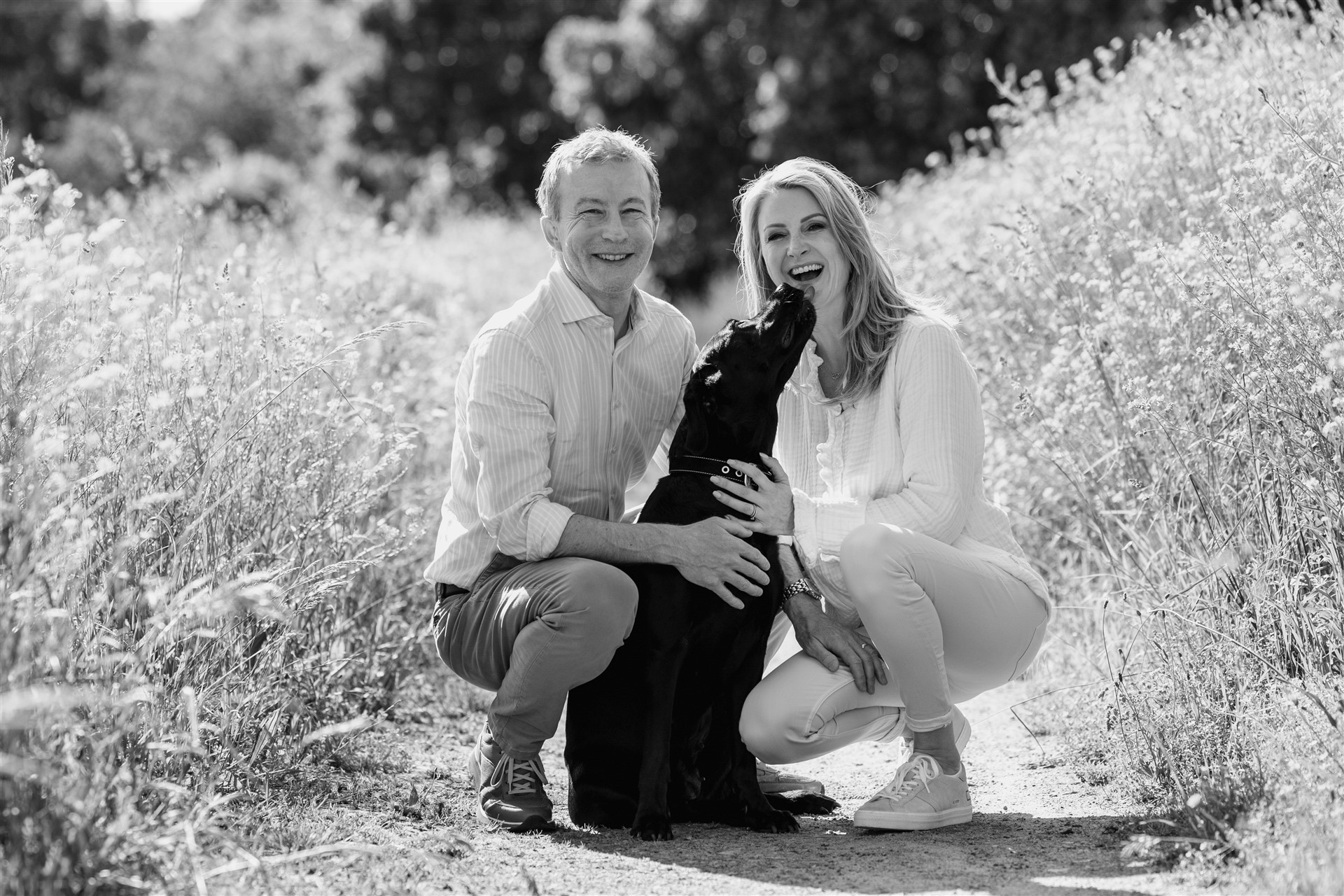 Familienfotoshooting im Frühling - Paarfotoshooting mit Hund in Basel - Fotografin Nicole.Gallery aus Basel