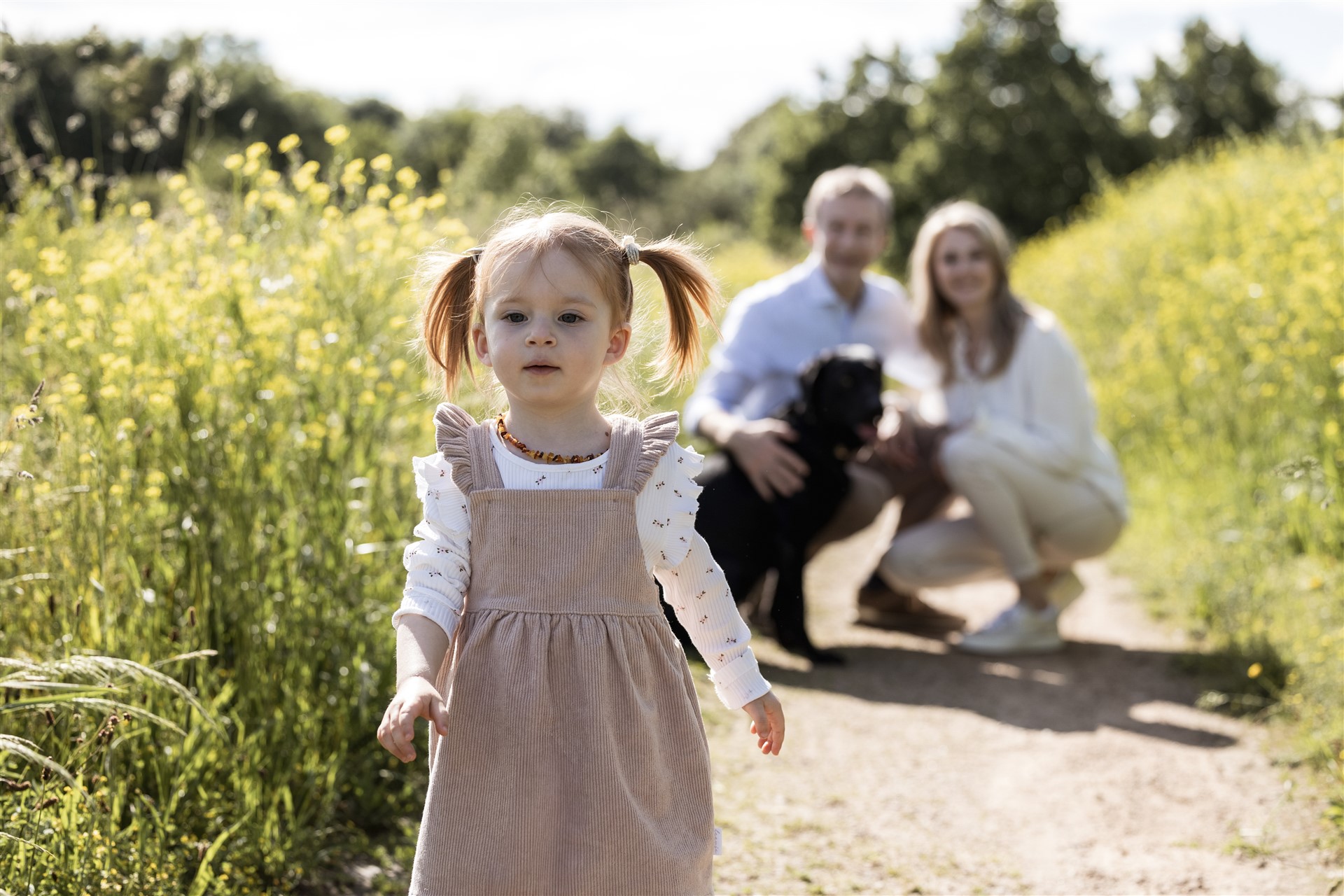 Familienfotoshooting im Frühling - Paarfotoshooting in Basel mit Kind und Hund - Fotografin Nicole.Gallery aus Basel