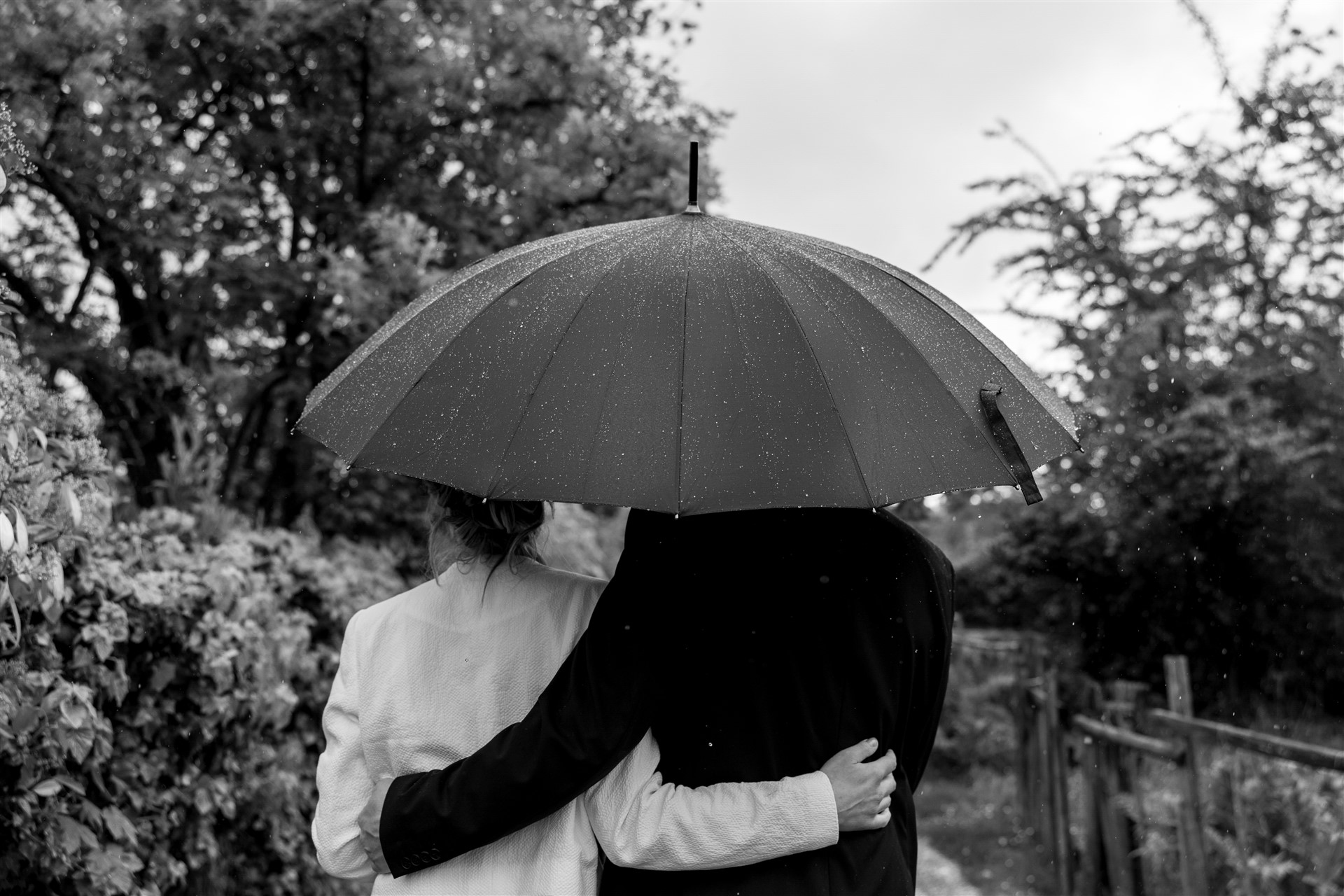 Paarbilder im Regen in der Natur in Riehen - Hochzeitsfotograf Basel Schweiz