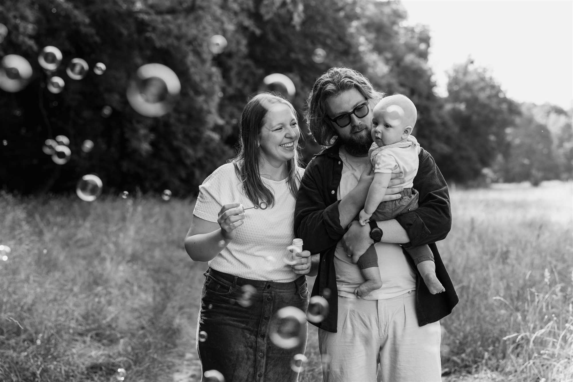 Familienfotoshooting mit Seifenblasen - Fotografin Nicole.Gallery aus Basel