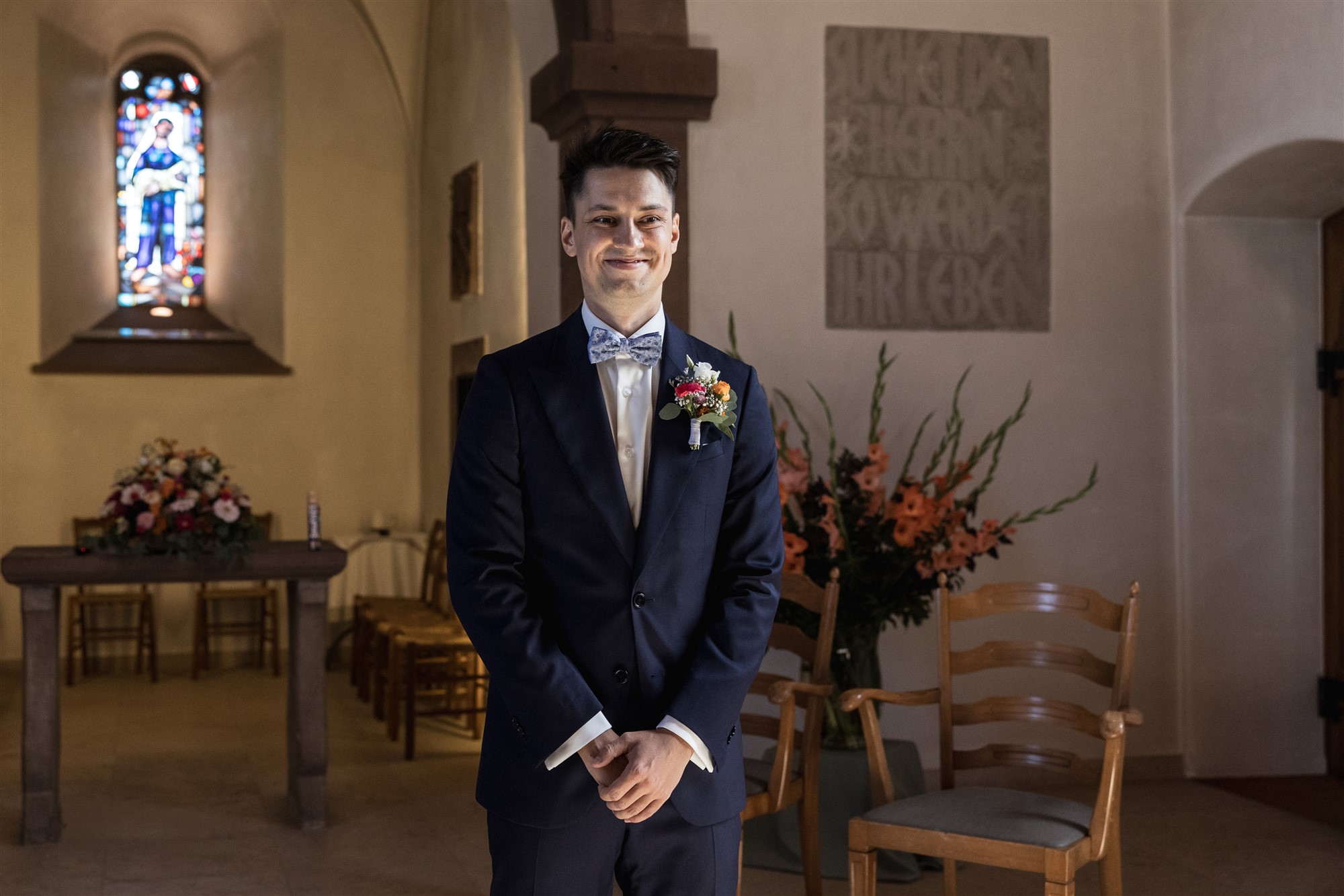 Kirche Biel-Benken - Der Bräutigam wartet in der Kirche - Hochzeitsfotograf Basel Schweiz