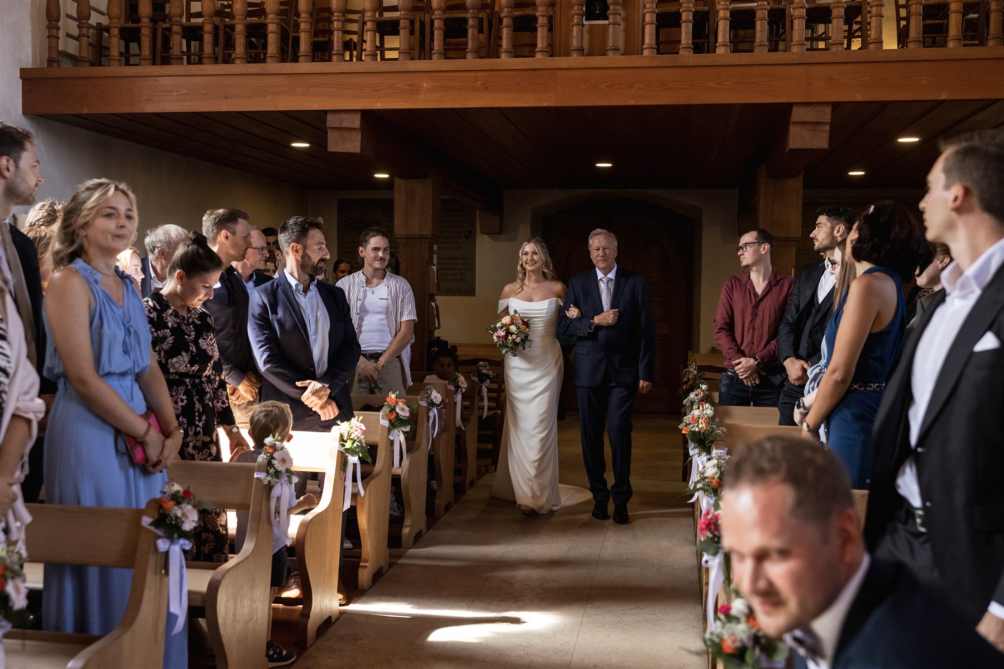 Kirche Biel-Benken - Der Einzug der Braut - Hochzeitsfotograf Basel Schweiz